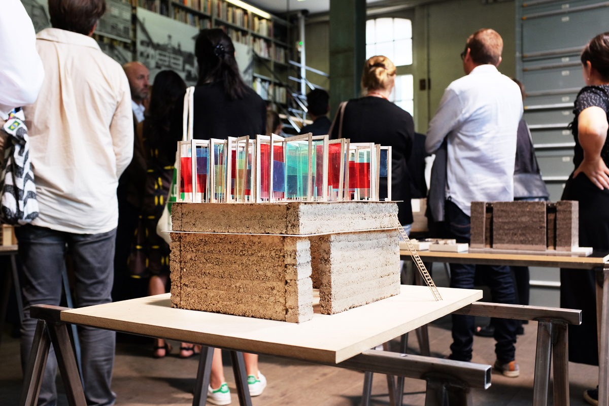 Am Sonntag eröffnete Architekt Roger Boltshauser in der Bibliothek des Sitterwerks die Ausstellung «Pisé – von Lyon nach St. Gallen».