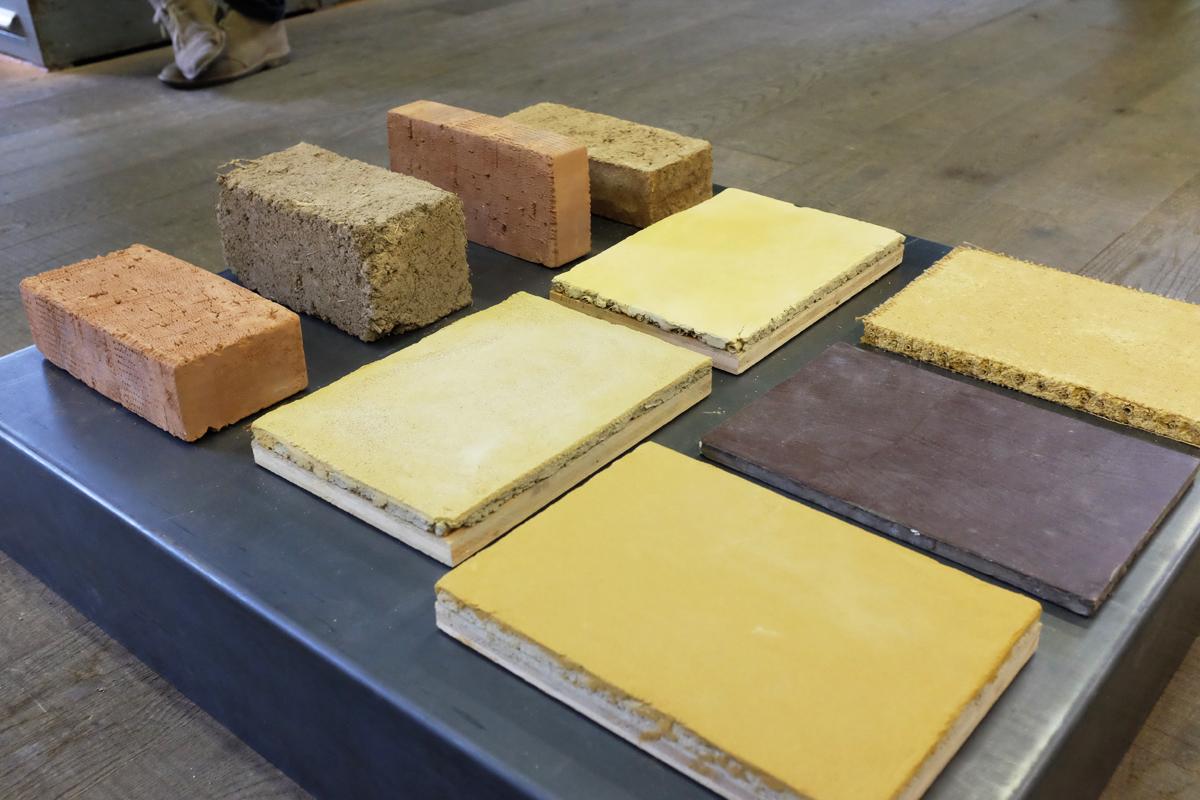Materialmuster von «Lehm, Ton, Erde» begleiten die Ausstellung.