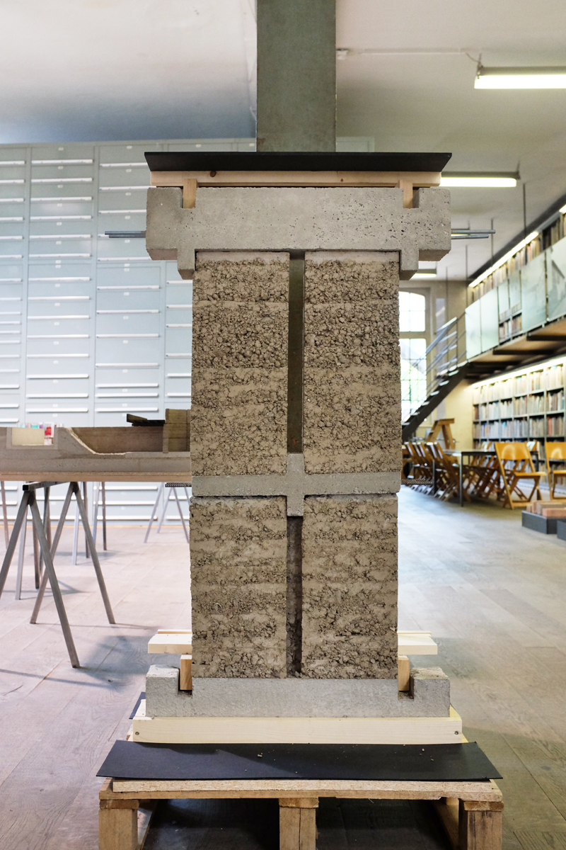 Die Konstruktion des Pavillons haben die Studierenden an einem Mock-up untersucht. In der Nut zwischen den Lehmwänden hält eine Gewindestange die Konstruktion zusammen und schützt sie gegen Erdbeben.