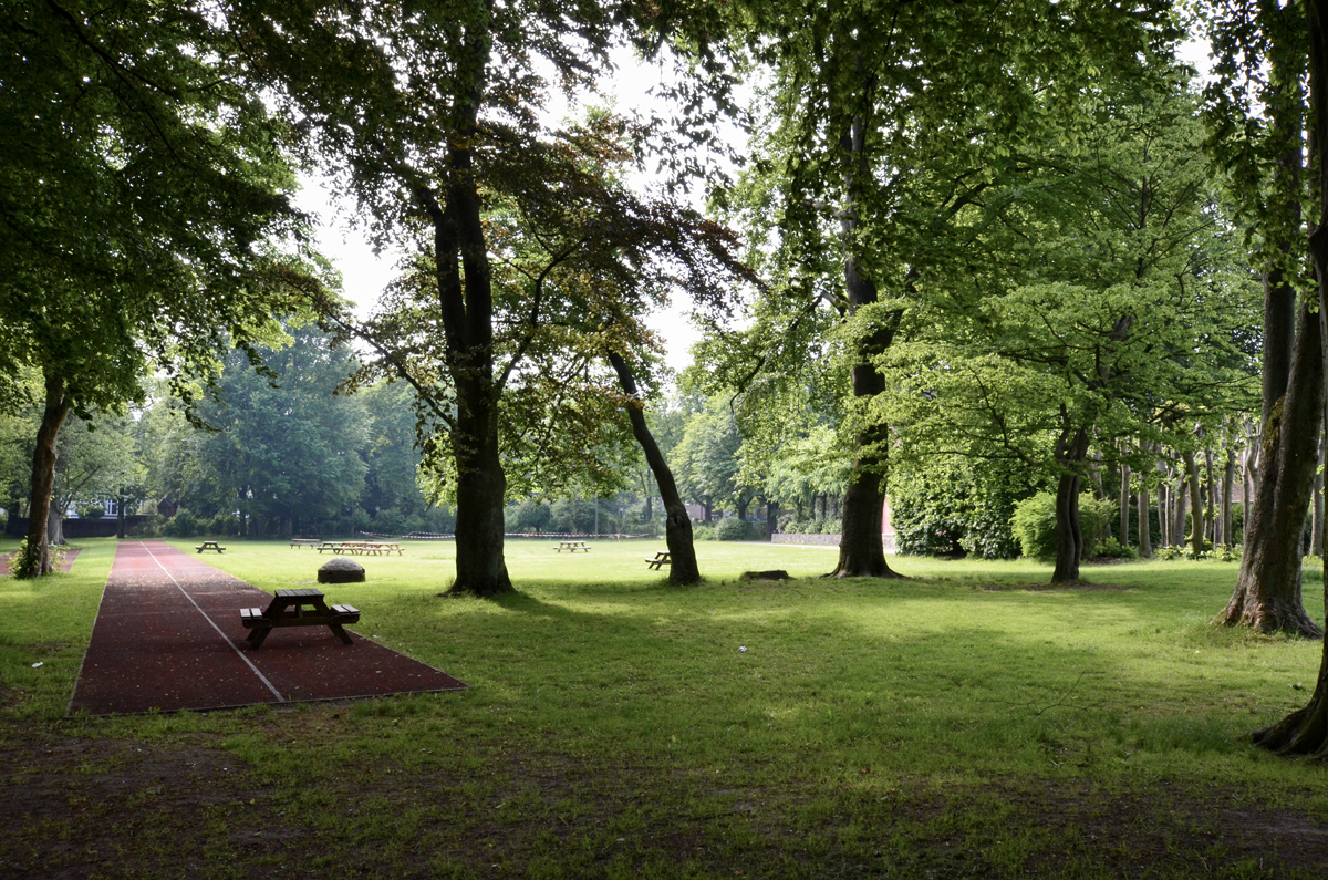 Garten Max Emden, Hamburg: Bevor Max Emden 1927 die Brissago-Inseln kaufte, lebte er mit seiner Familie in Hamburg. Heute beherbergt das Anwesen das Jenisch-Gymnasium in Hamburg-Flottbek. (2017)