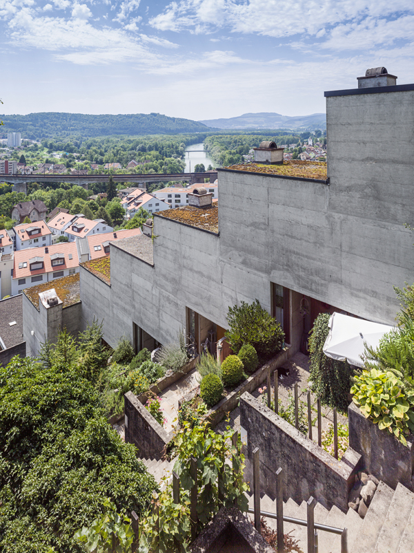 Siedlung Mühlehalde in Umiken, Brugg: Vorhöfe bei den Wohnungseingängen privatisieren den Zugang zur Wohnung. Sowohl öffentlicher als auch privater Raum profitieren von der Aussichtslage.