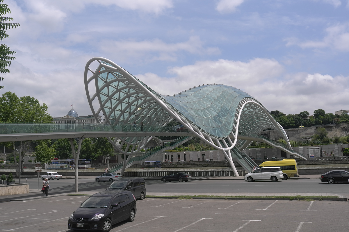 Die 150 m lange Friedensbrücke, ein überdeckter Fussgängersteg über den Fluss Mtkwari, am Rande der Altstadt gelegen. Architekt: Michele De Lucci, Mailand (2010).