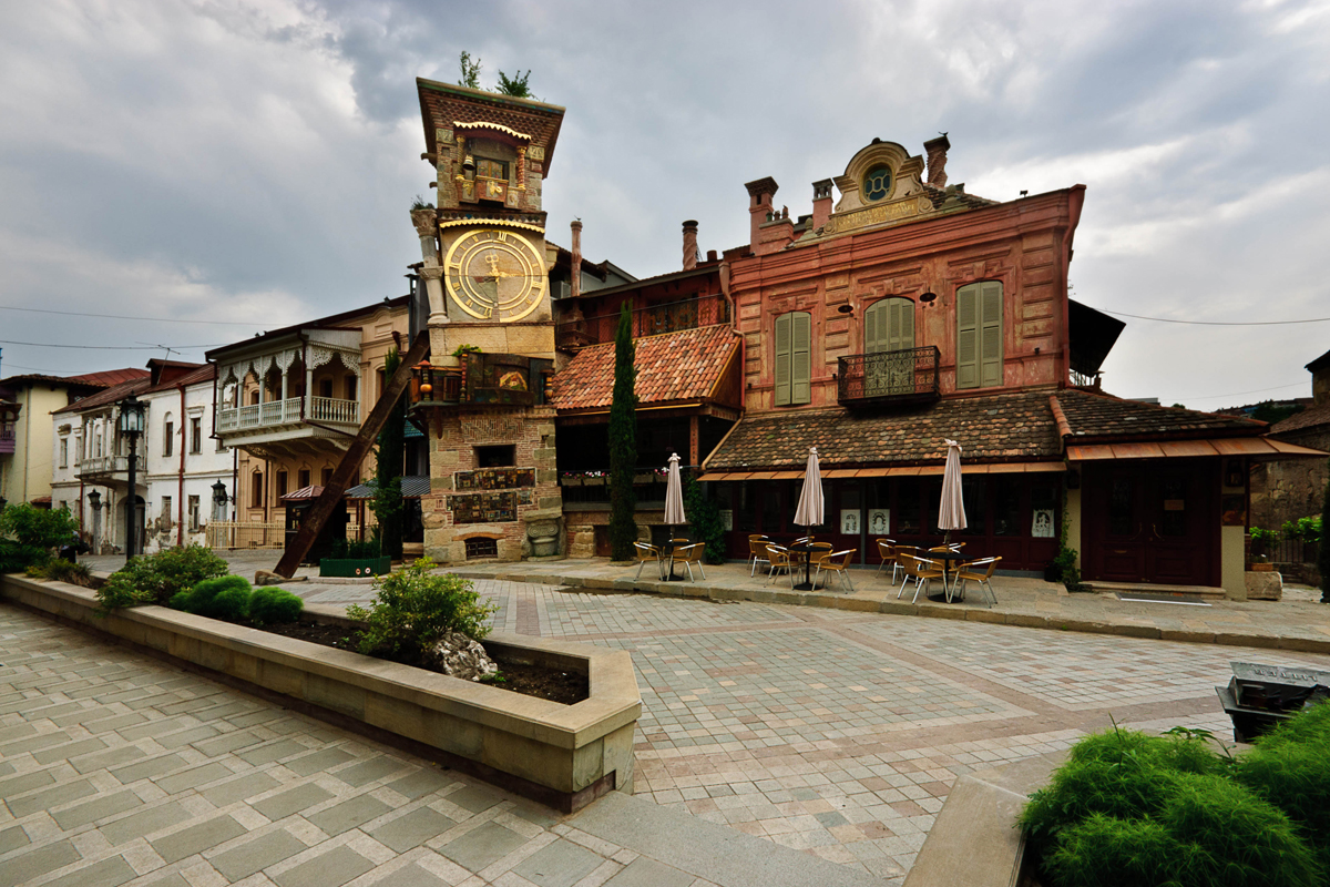 Das Puppentheater an der Shavteli-Strasse in der Altstadt ist ein Treffpunkt für zahlreiche Touristen, aber auch ein Ort für berührende Theaterkunst und kulinarischer Treffpunkt. Der 2010 erstellte Glockenturm hat der Initiator des Puppentheaters, Rezo Gabriadze, entworfen und bauen lassen.