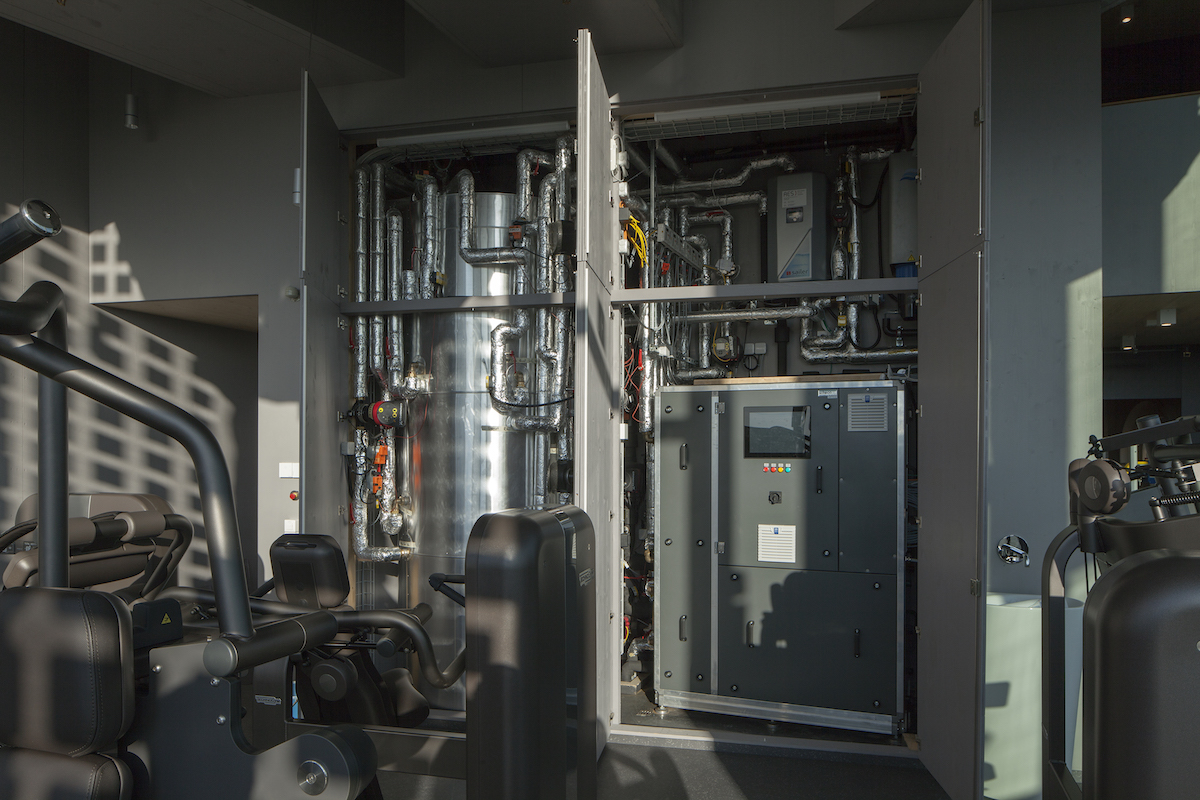 Herzstück der innovativen Wellness-Technik: CO2-Wärmepumpe und Speichertank.