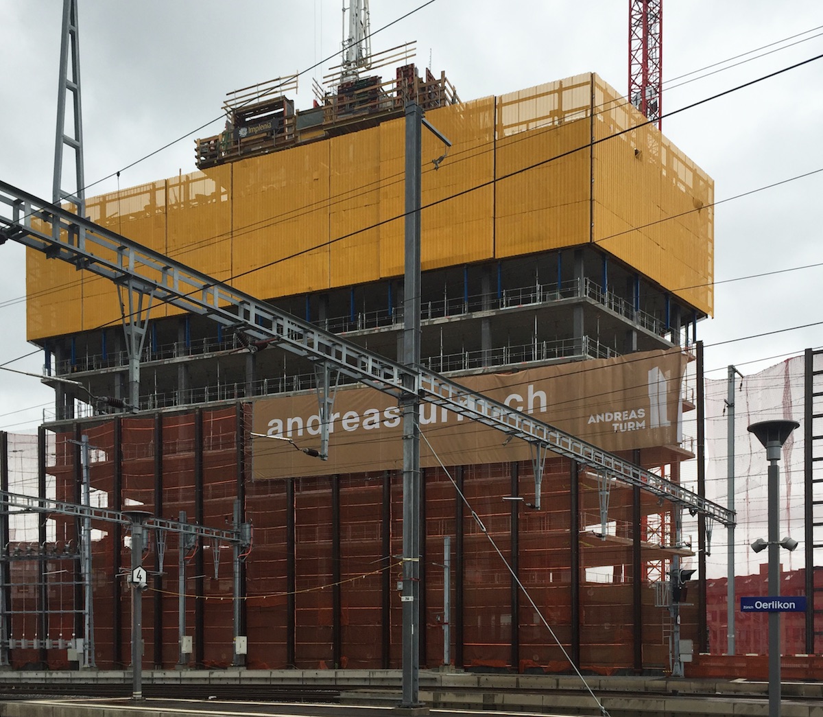 Unmittelbar neben den Gleisen des Bahnhofs Oerlikon wächst der Turm heran, ohne den Bahnverkehr des bald sechstwichtigsten Bahnhofs der Schweiz zu beeinträchtigen.