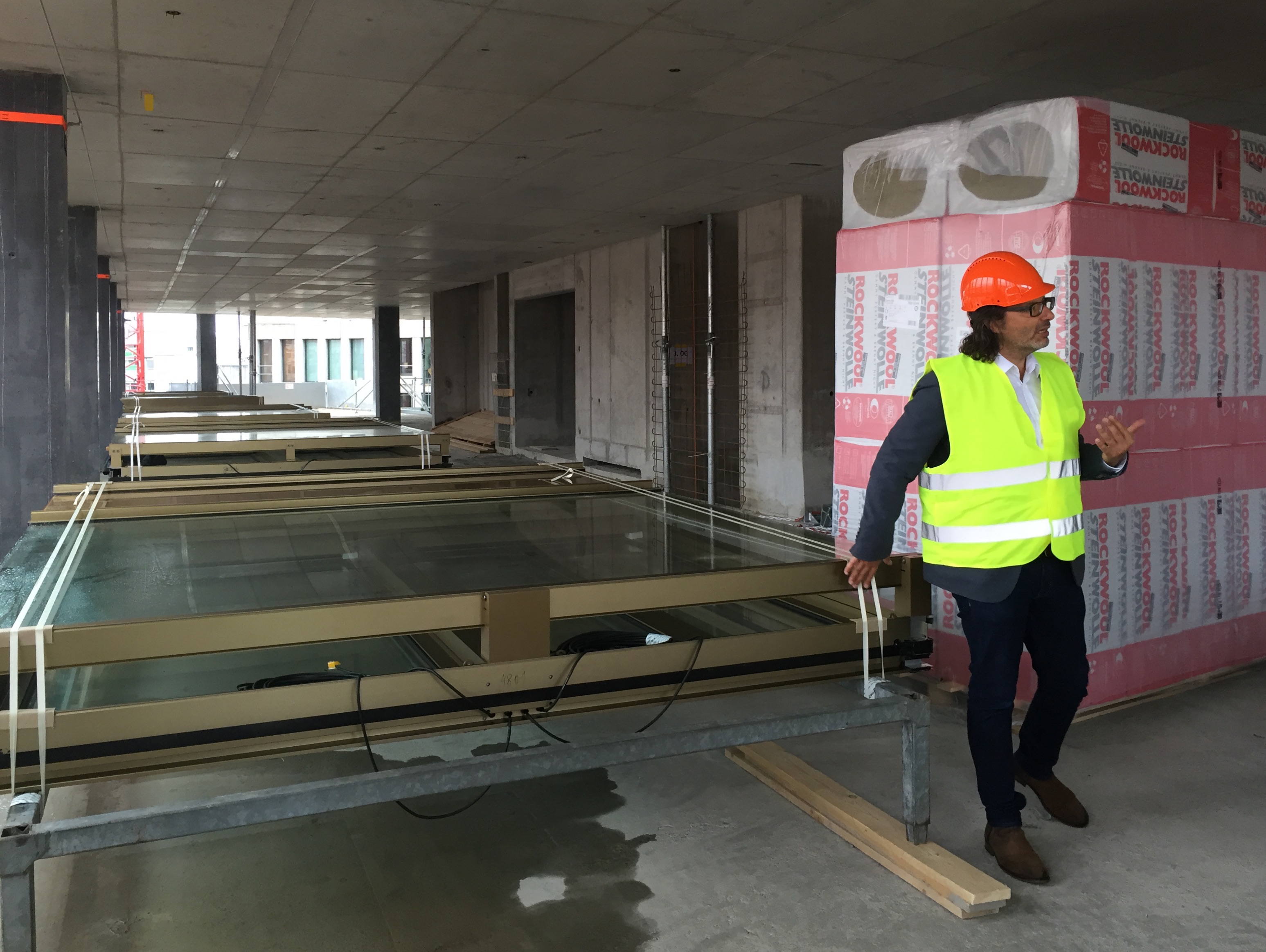 Maximilian Müller von Implenia spricht über die komplexe Logistik, die eine derart in den Bestand eingezwängte Baustelle benötigt: Die Fassadenelemente beispielsweise müssen auf den Tag genau geliefert werden.
