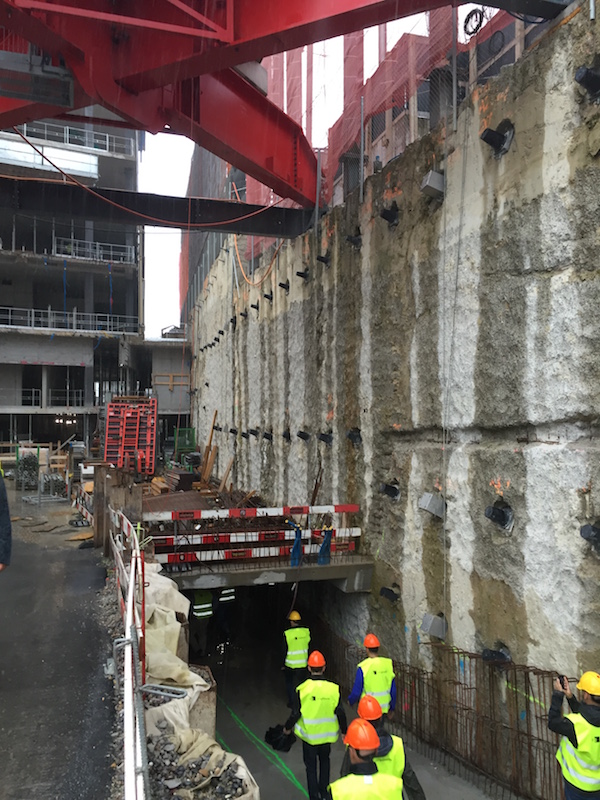 Die Baustelle liegt direkt am Bahndamm, der mit einer Schlitzwand und zahlreichen Ankern gesichert werden musste.