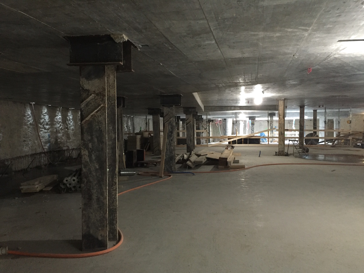 Blick ins 2. UG: Der Turm wird in Deckelbauweise gebaut, zeitgleich nach oben und nach unten. Die Wände in den Untergeschossen werden erst am Schluss erstellt.