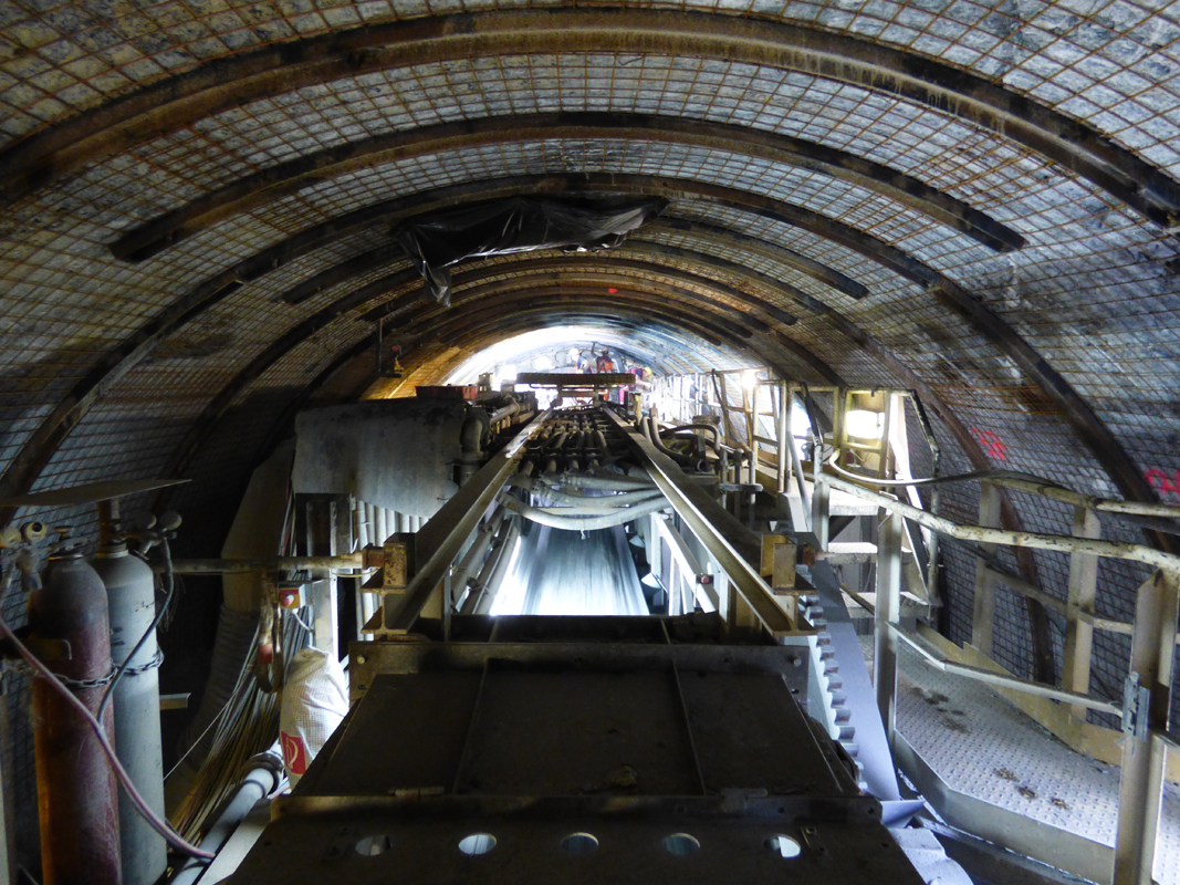 Auf der TBM mit Blick in Richtung Bohrkopf. In der Bildmitte das Schutterband.