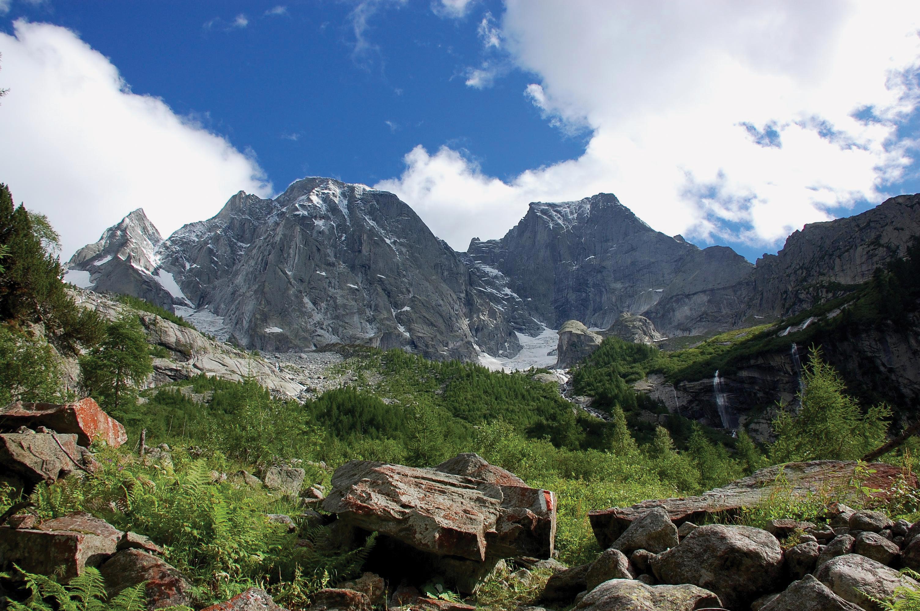 Le haut du Val Bondasca, avant l’écroulement de 2011 : un paysage qui fait aujourd’hui partie du passé. A gauche, le Piz Cengalo ; à droite, le Piz Badile.