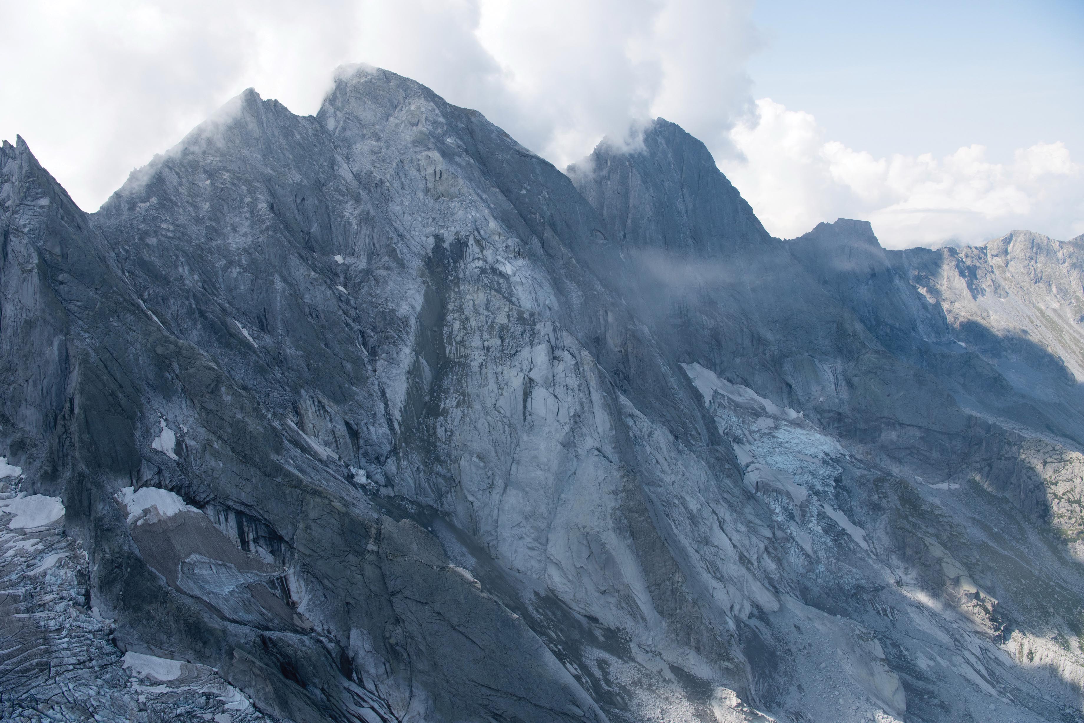 Un paysage bouleversé. Le versant NE du Piz Cengalo ; la niche d’arrachement se trouve en contrebas du sommet, à gauche.