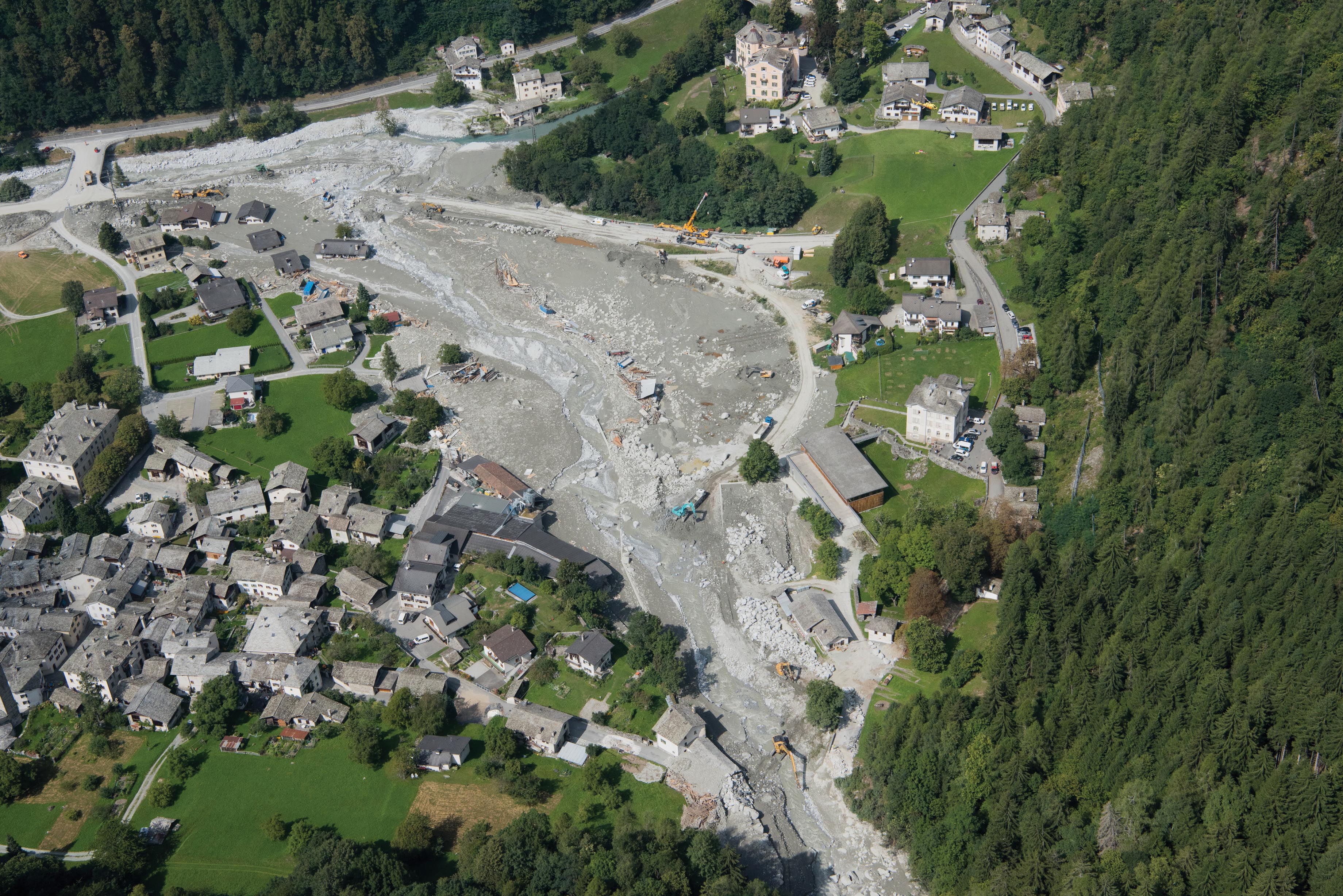 Un paesaggio devastato. Il villaggio di Bondo, parzialmente sepolto dalla frana.