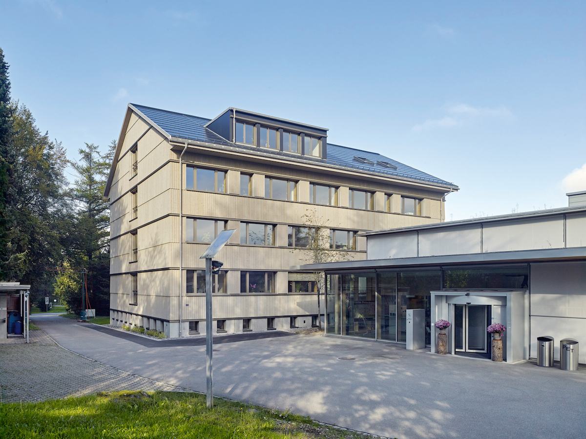 Das neu mit einer gerippten Holzfassade eingekleidete WSL-Hauptgebäude mit angrenzendem später gebautem Eingangsbereich.
