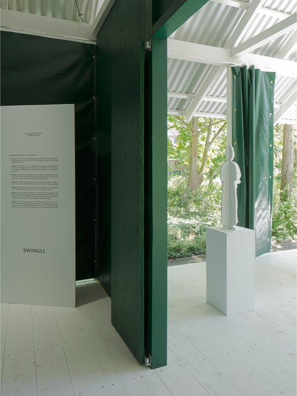 Die gesamte Ausstellungsgestaltung wird durch den Grün-Weiss-Kontrast geprägt.