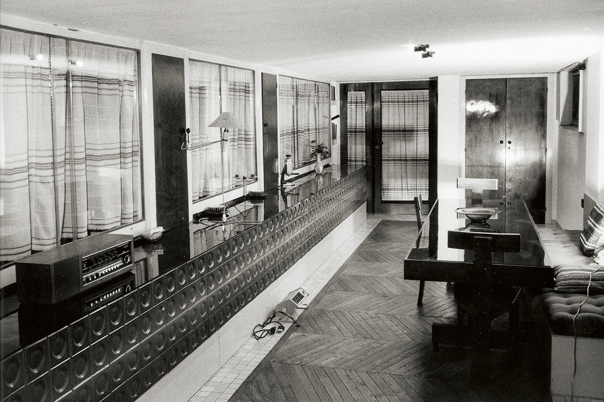 Haus Sámsondi Kiss, Budapest 1942–1943. Der Heizungskörper in der Mittelachse ist wie ein horizontaler Kachelofen gestaltet.