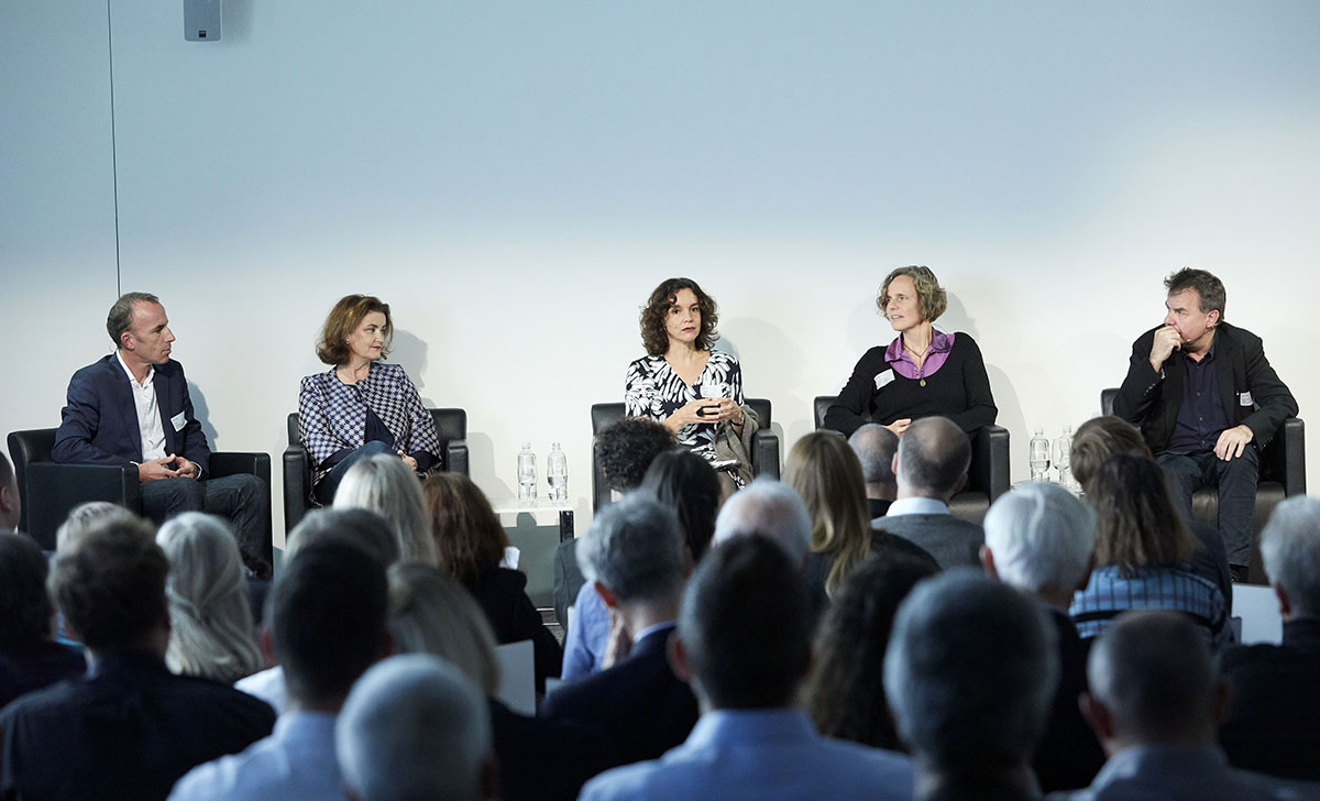 Kontroverse Themen: Tom Steiner, Marion Löhndorf, Judit Solt (Moderation), Claudia Schwalfenberg und Günther Vogt debattieren vor einem aufmerksamen Publikum.