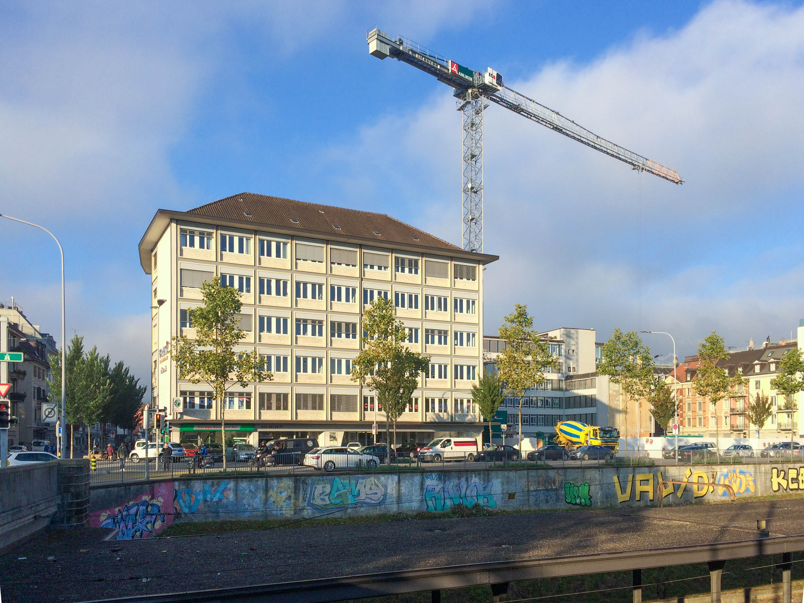 Die neue Redaktionsadresse von TEC21 und espazium.ch an der Zweierstrasse 100, neben dem Bahnhof Wiedikon. Das Gebäude wurde 1951 anstelle eines Alt-Wiediker Bauernhauses erstellt und seither von Versicherungen, einer Coiffeurschule und wird inzwischen gerne von Architekten und Bauingenieuren als Geschäftssitz genutzt.