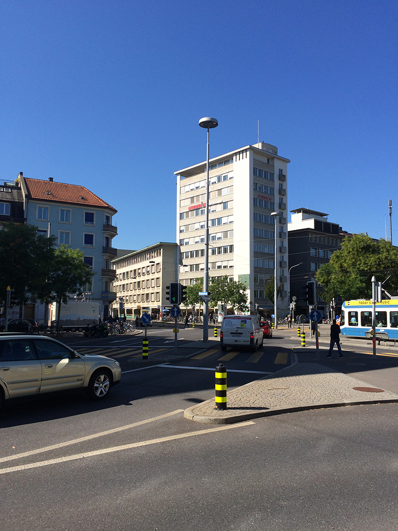 Eines der ersten Hochhäuser der Stadt Zürich, Mitte der 1950er Jahre an der Birmensdorferstrasse erstellt. Auch hier arbeiten inzwischen Architekten. Ursprünglich waren zwei weitere Stockwerke geplant, aber das städtische Bauamt erhob damals dagegen Einspruch. Die Attikawohnung, in die der Architekt selbst einziehen konnte, besitzt eine grosse Dachkuppel.
