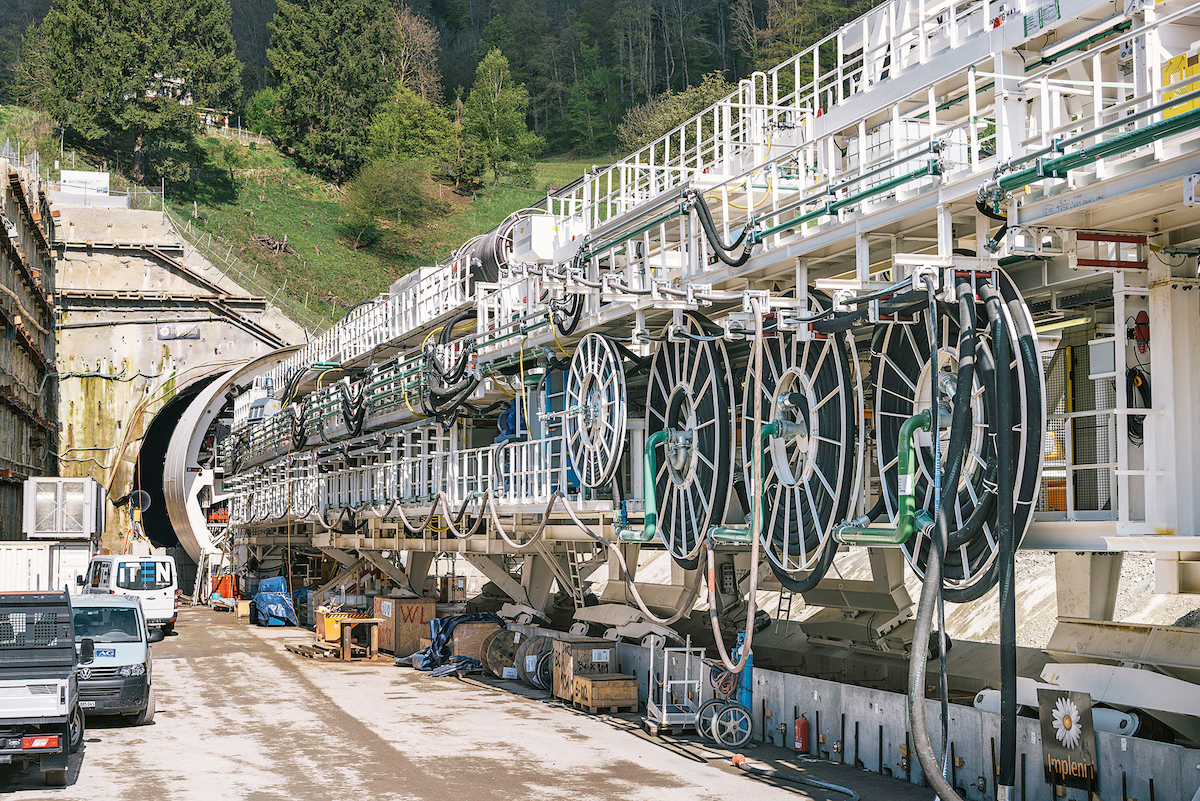 Voreinschnitt Schinznach mit installierter Tunnelbohrmaschine vor dem Portal des neuen Bözbergtunnels. Links die rückverankerte Bohrpfahlwand.