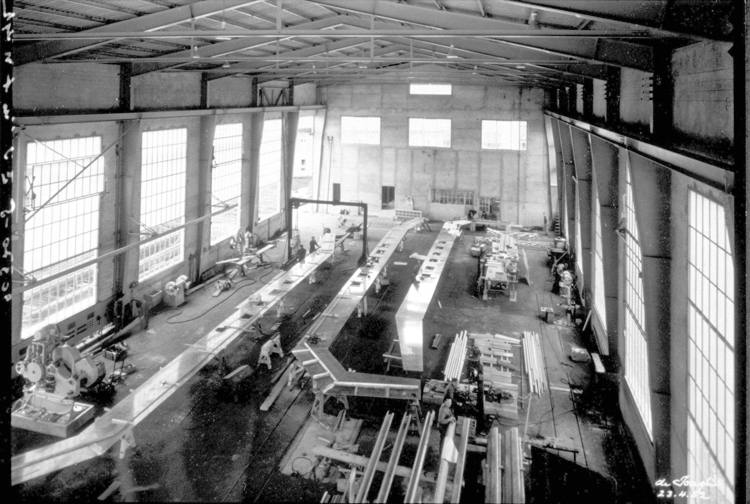 Fabrication des portiques en aluminium du Plaza dans les ateliers de Zwahlen &amp; Mayr le 23 avril 1952