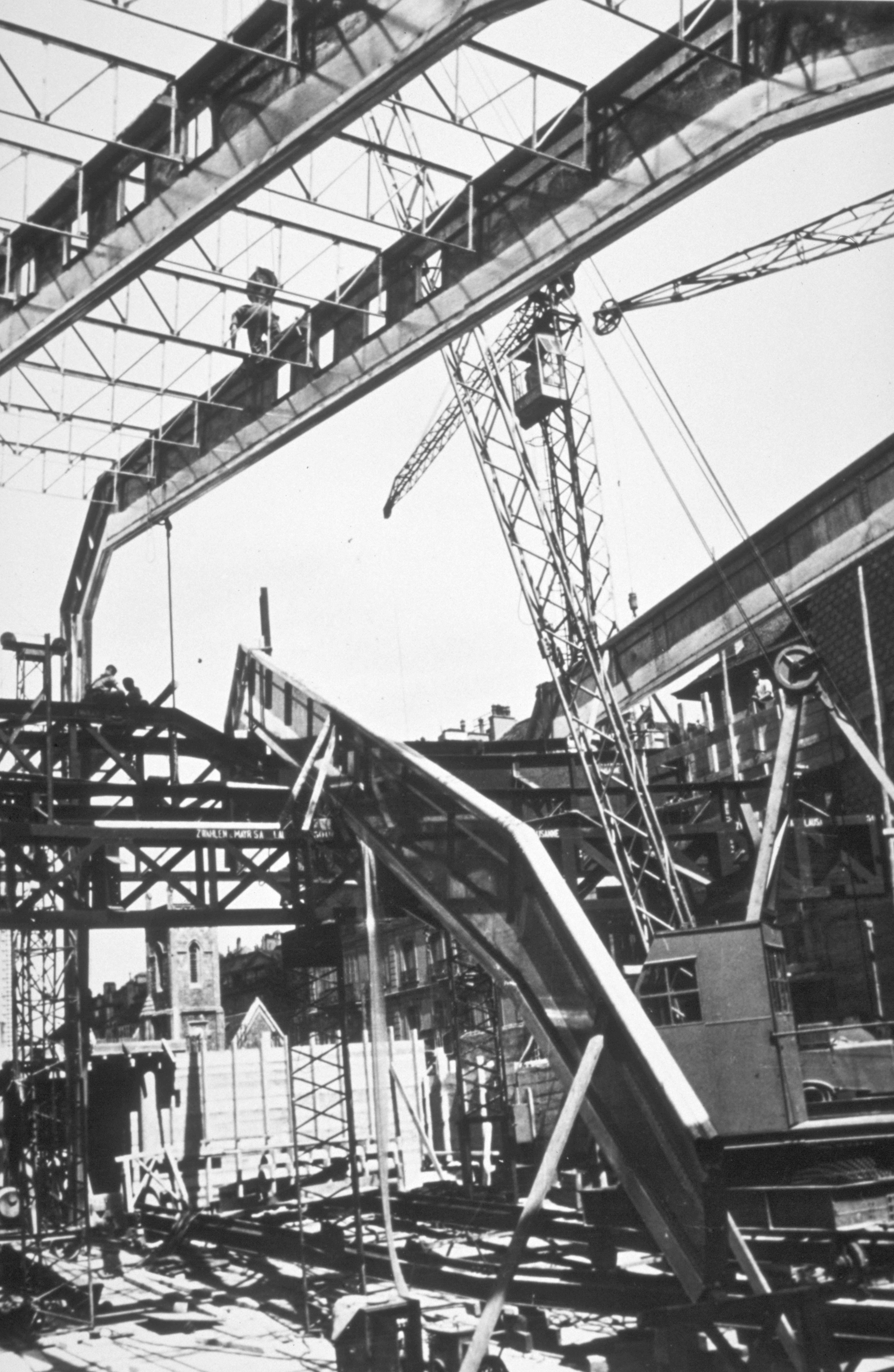 Le montage des portiques en aluminium et du balcon du cinéma