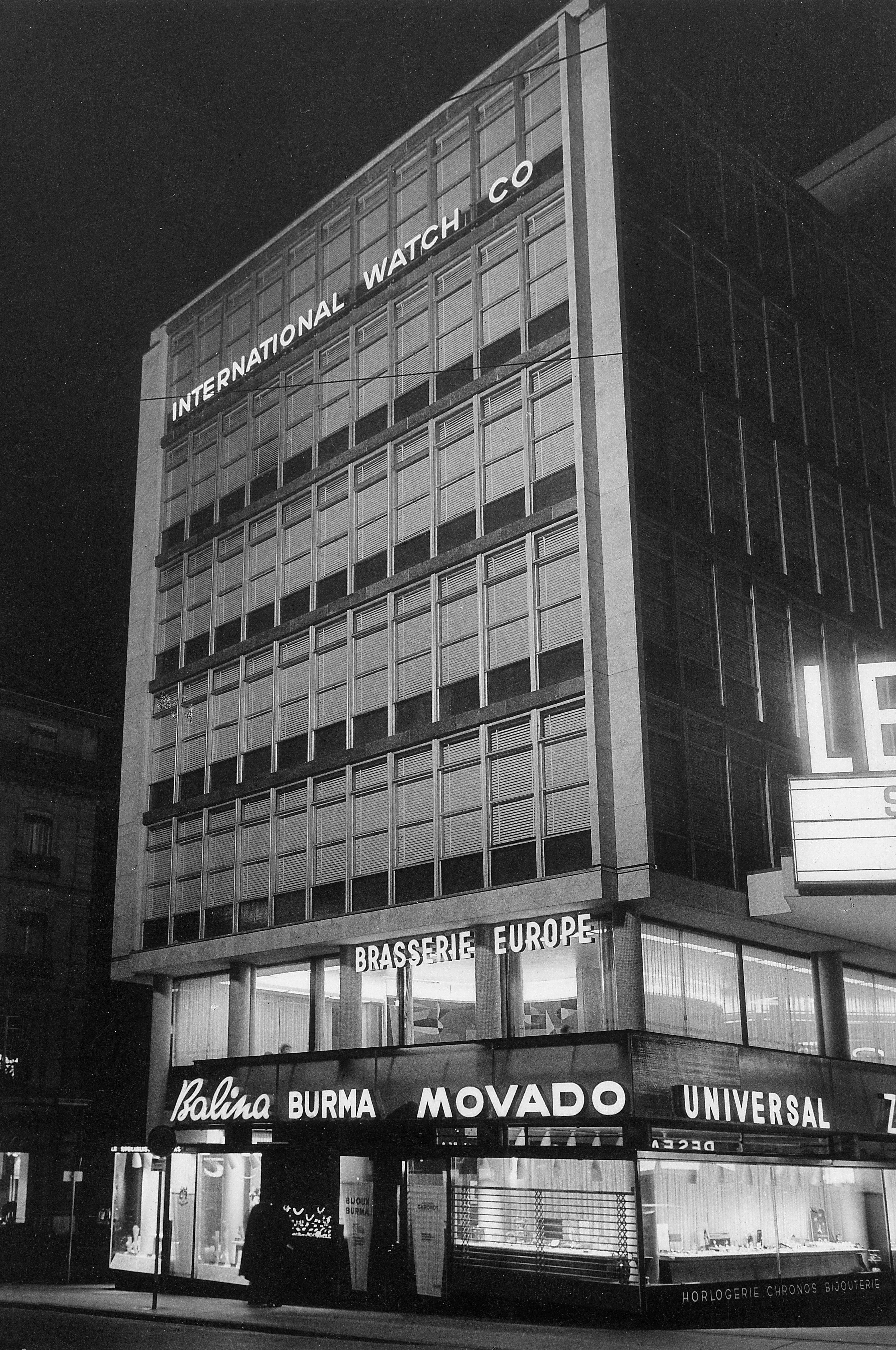 La façade sur la rue du Mont-Blanc. A l’intérieur de la brasserie Europe, on aperçoit la composition murale de l’artiste genevois Charles-François Philippe.