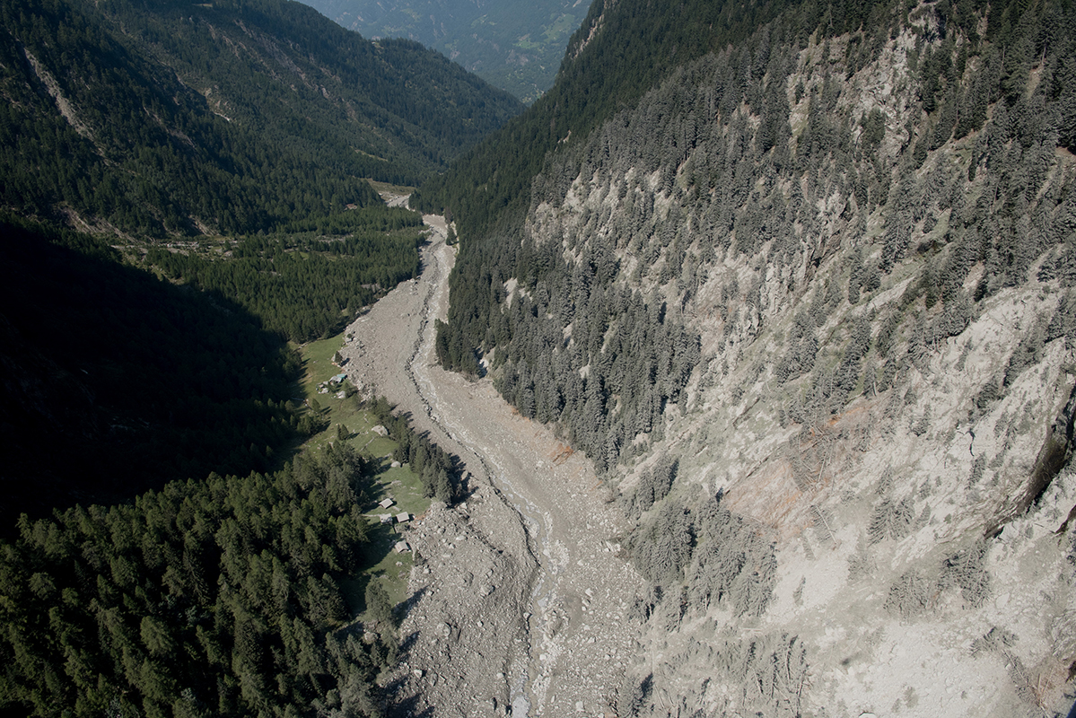 Die Schuttbahn im Val Bondasca, zwei Tag nach dem Bergsturz