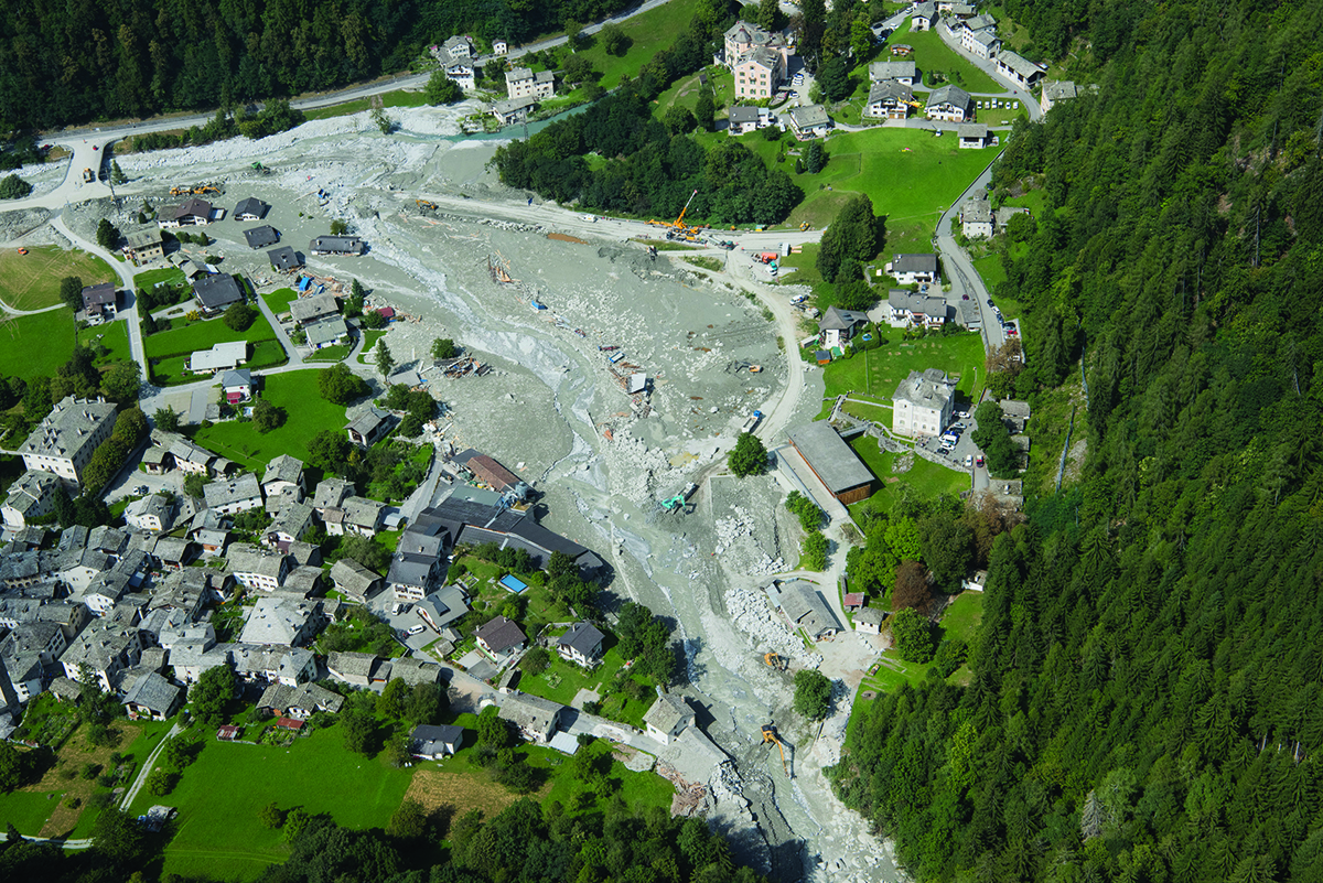 Ablagerungen des durch den Bergsturz verursachten Murgangs im Dorf Bondo.