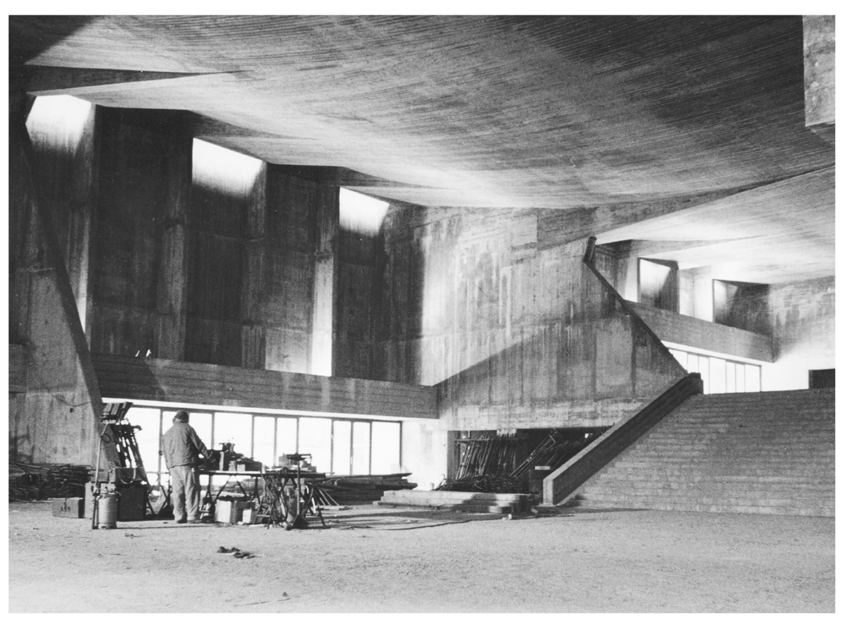 Spannbeton-Hängedach des Stadttheaters Basel mit der Analogie zum gefalteten Baldachin im Bereich der Oblichter.