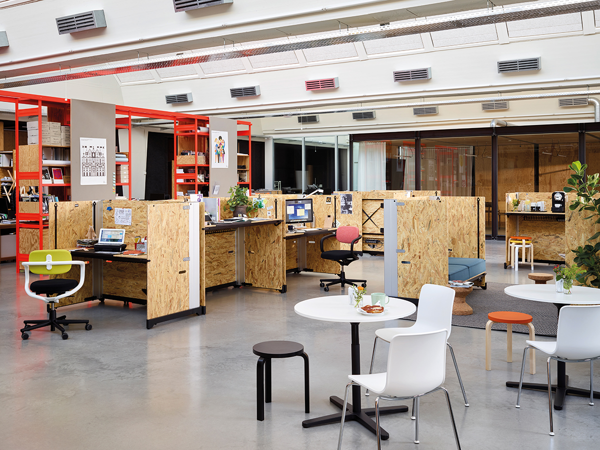 Die Triebfeder für neue Entwicklungen bei Vitra ist eine Aufmerksamkeit den Dingen gegenüber, die unerwartet auftauchen. So entstehen immer wieder Objekte wie das multifunktionale Möbelstück «Hack» von Konstantin Grcic.