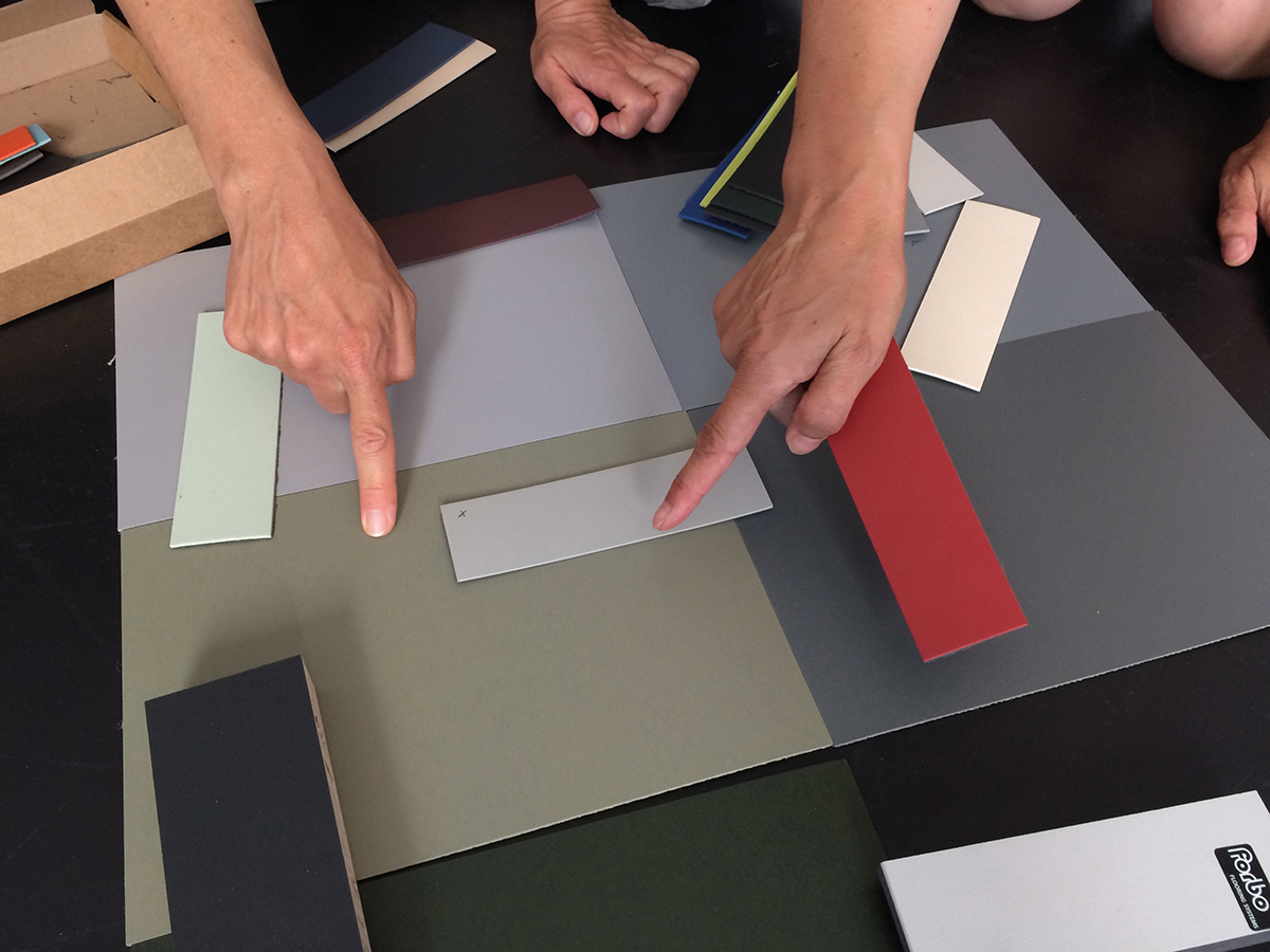 Die neuen Farben: Wie frech darf das Grau sein? Das grüne Linoleum für den Boden legt die Basis für alle weiteren Farben.