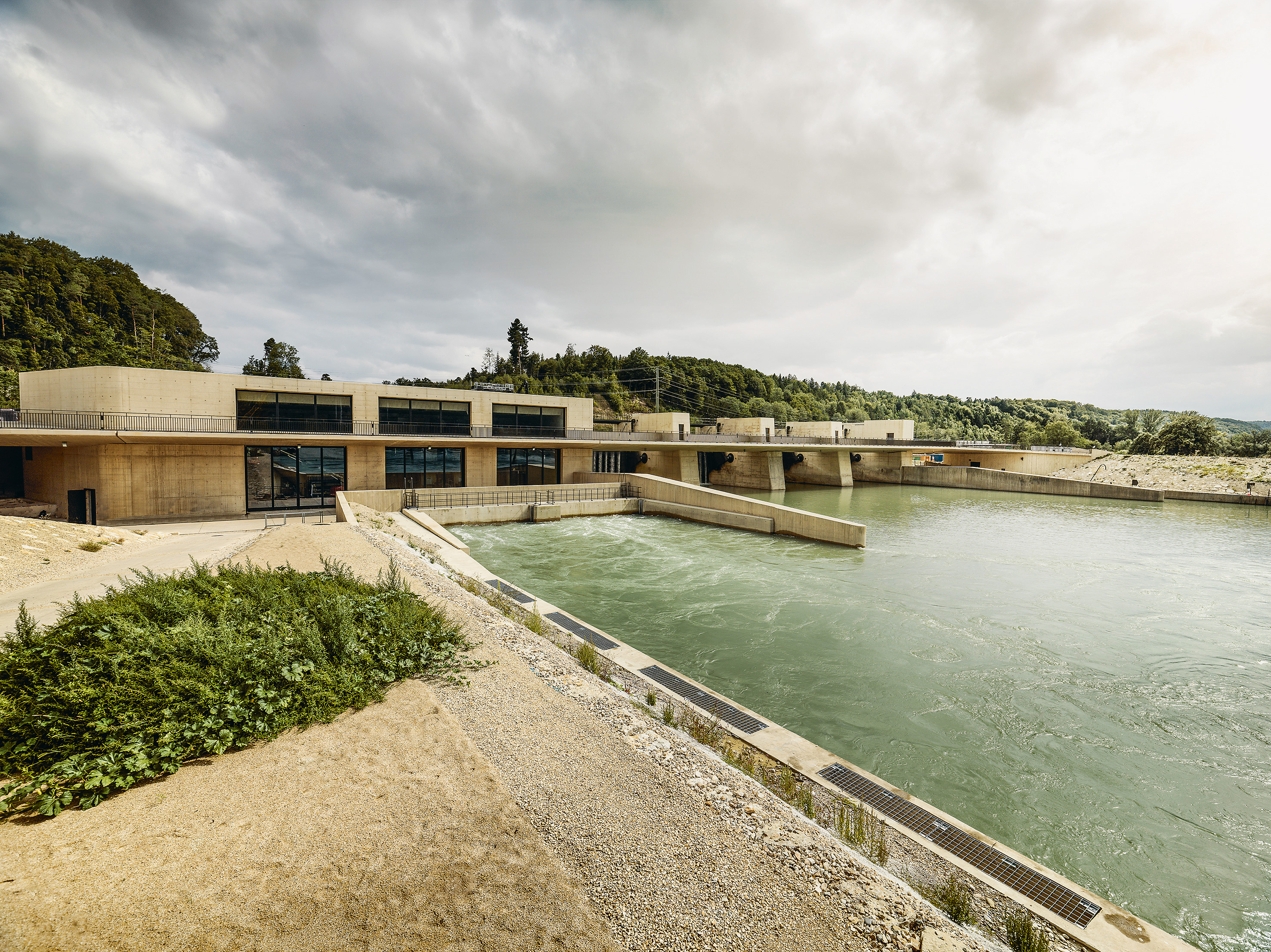 Nouvelle centrale hydroélectrique de Hagneck aux couleurs de la molasse environnante : vue du niveau inférieur
