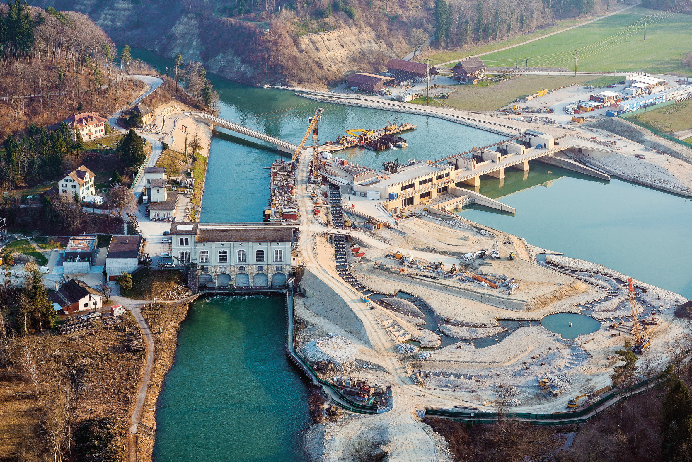 Les imposantes rigoles de contournement entre le lac de Bienne et le canal de Hagneck en fin de chantier.