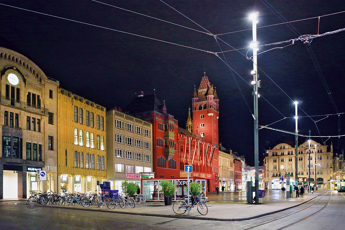 Rathausplatz Basel – das Beleuchtungs­konzept akzentuiert die Randbebauung.