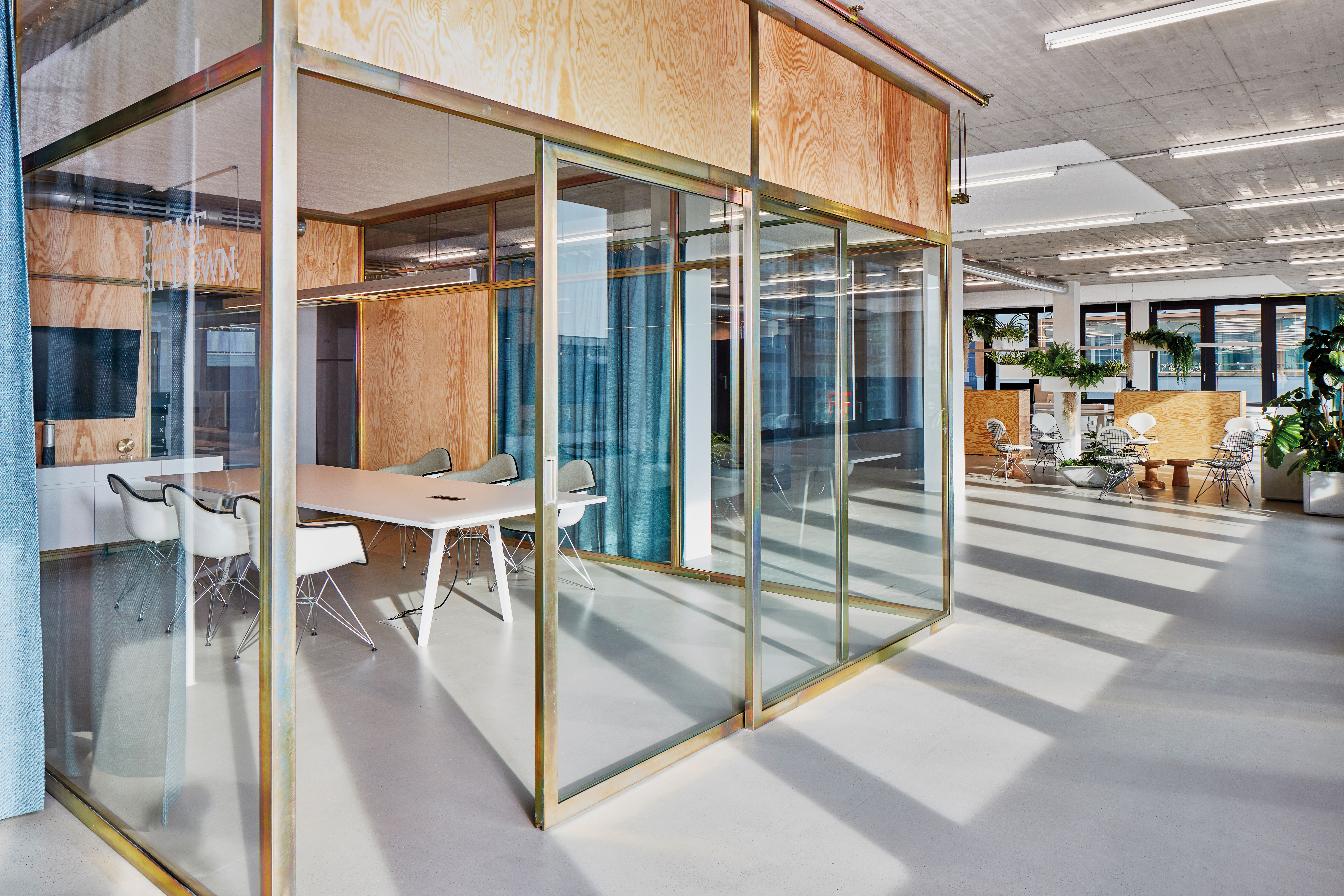 Des pièces de mobilier classiques confèrent une touche élégante aux locaux informels de «On». Bois et textiles apportent un contraste délibéré aux îlots de repos.