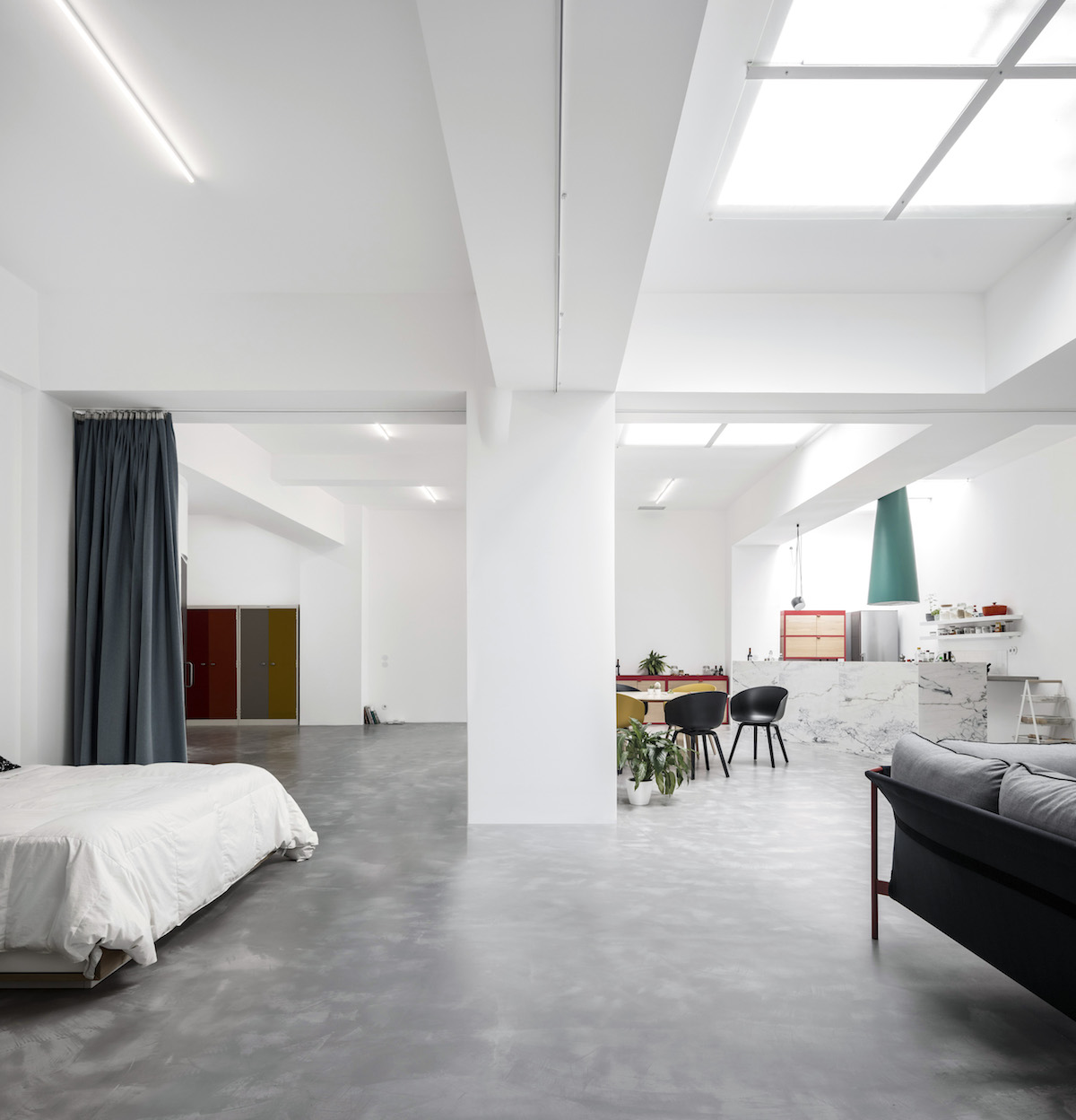 Eine ehemalige Tiefgarage, umgebaut zu einer hellen Wohnung.