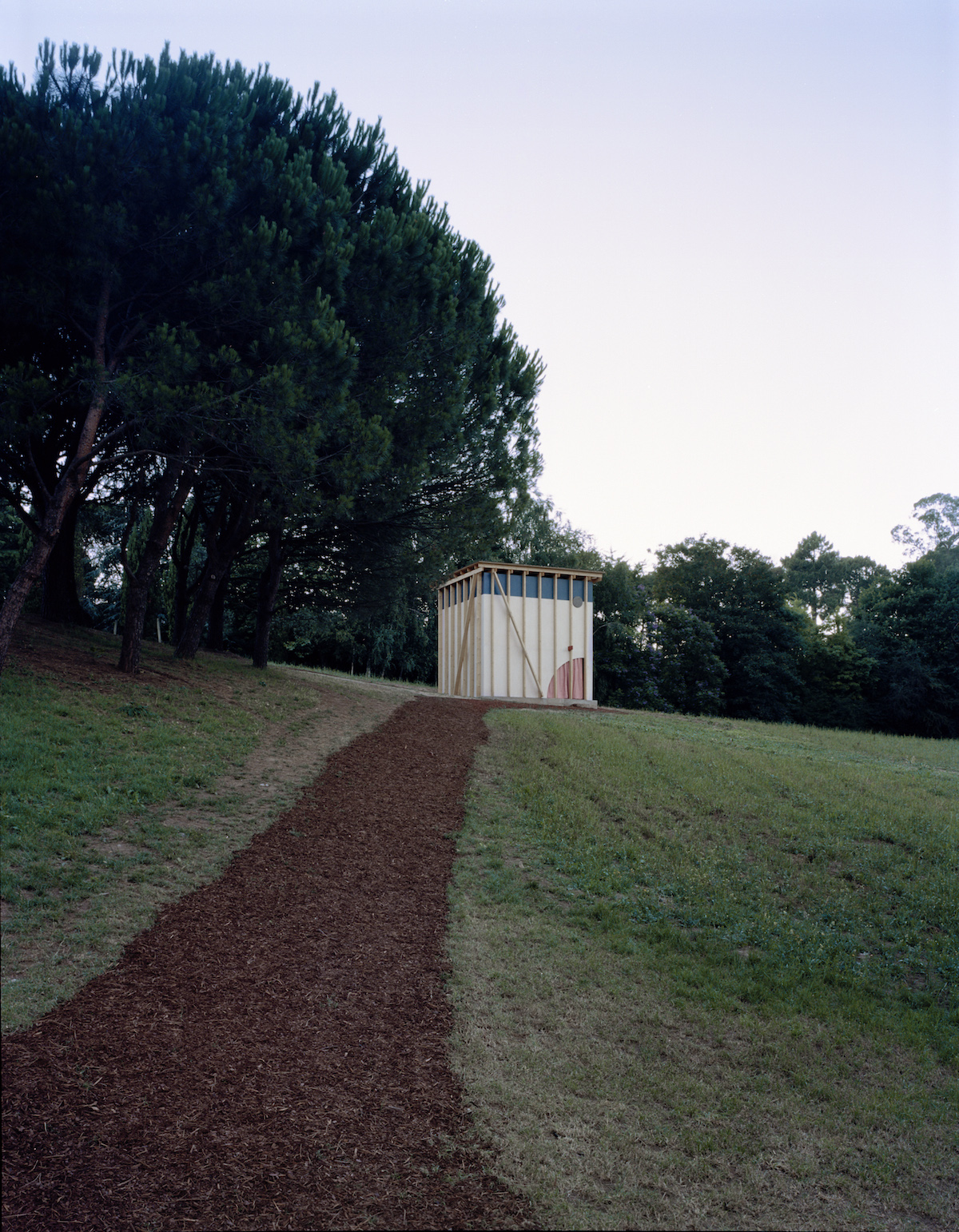 Pavillon im Garten der Stiftung Serralves, Porto, 2017. Ein temporärer Pavillon für ein Kunstwerk, halb Tempel, halb Spielerei.