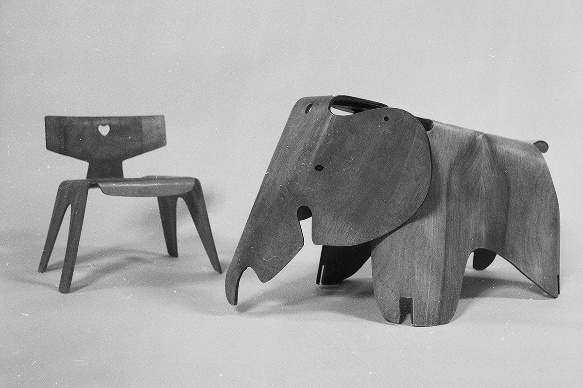 Charles &amp; Ray Eames, Kinderstuhl aus einem Stück Sperrholz geformt und Elefant aus Formsperrholz, 1945.