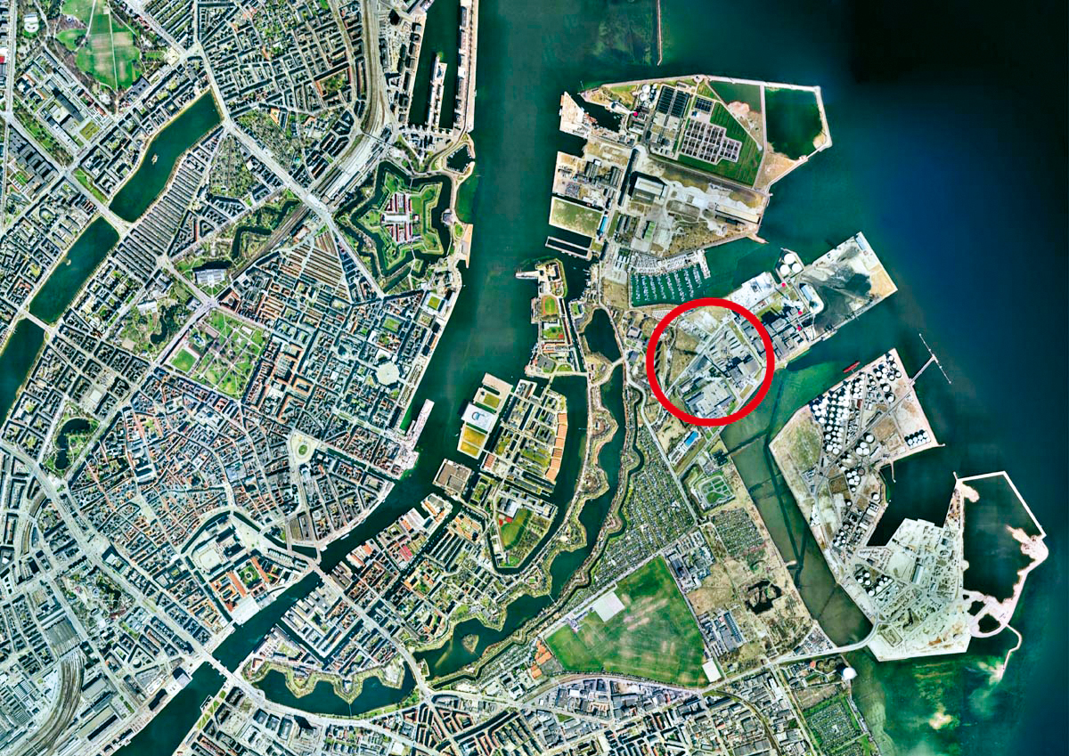 Luftbild mit Situation: Die Anlage befindet sich in einem Industriegebiet ausserhalb der historischen Stadt, aber in deren unmittelbarer Nähe.