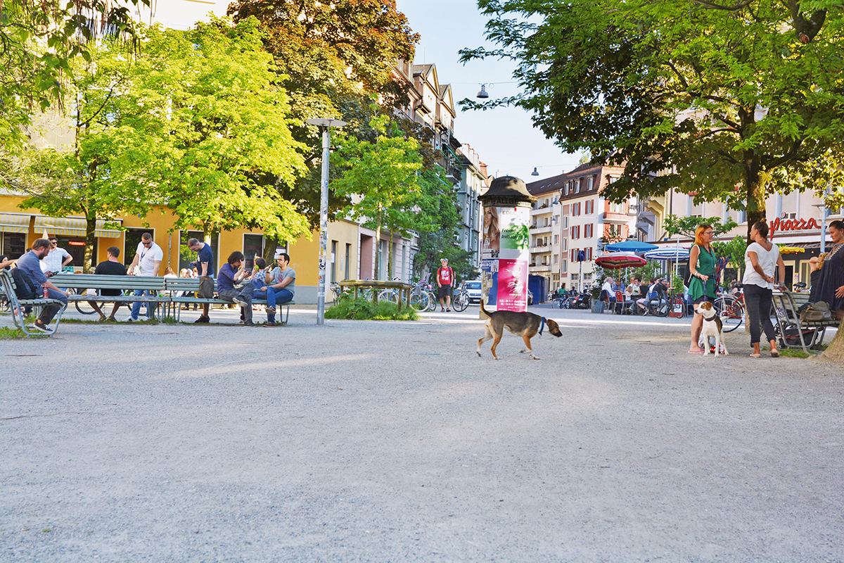 Der Idaplatz im Zürcher Kreis 3 gehört zu den beliebtesten Quartiersplätzen der Stadt. An Sommerabenden brummt hier das Leben.