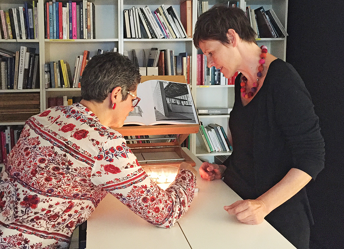 Die letzten Vorbereitungen: TEC21-Redaktionssekretärin Doro Baumgartner und Katharina Schober, Leiterin von espazium – Der Verlag für Baukultur.