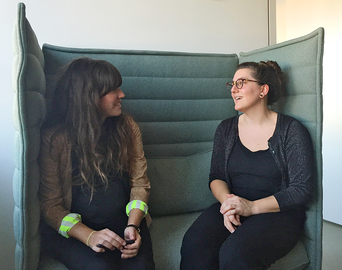 Marion Hämmerli von Gianoli PR gemütlich installiert mit TEC21-Architekturredaktorin Franziska Quandt.