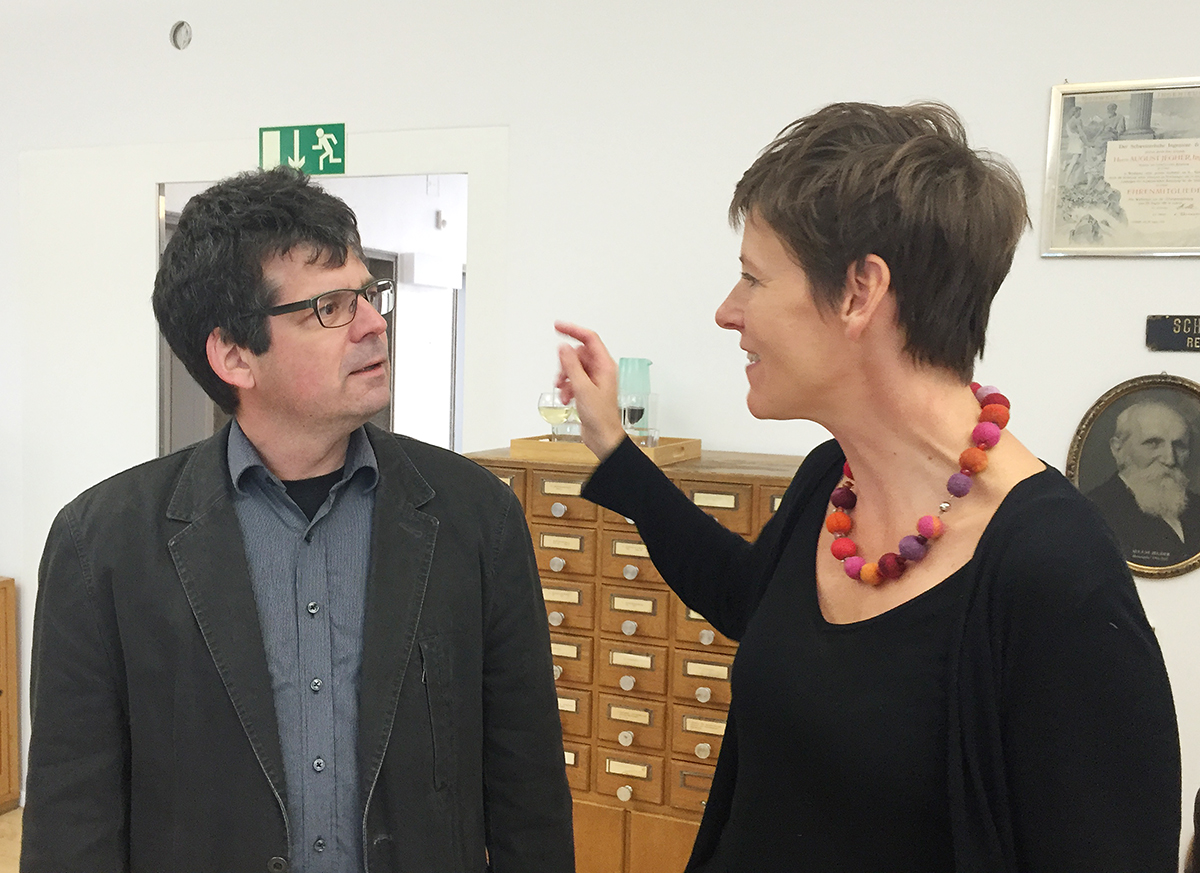 Korrespondent Lukas Denzler wird von Katharina Schober durch die neuen Räume geführt.
