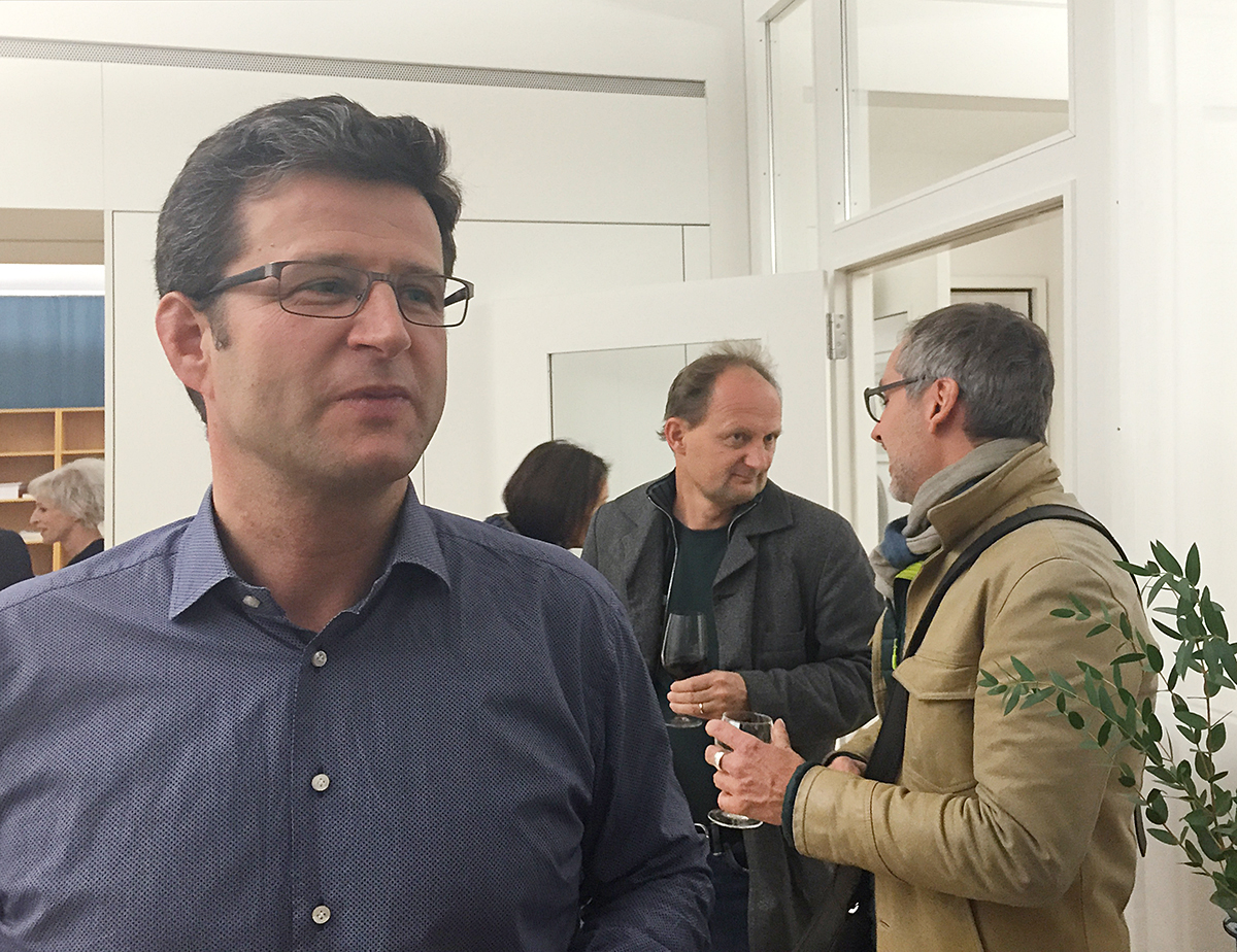 Stefan Bänziger von Schnetzer Puskas Ingenieure, hinten ZHAW-Dozent Martin Tschanz mit Raphael Frei.