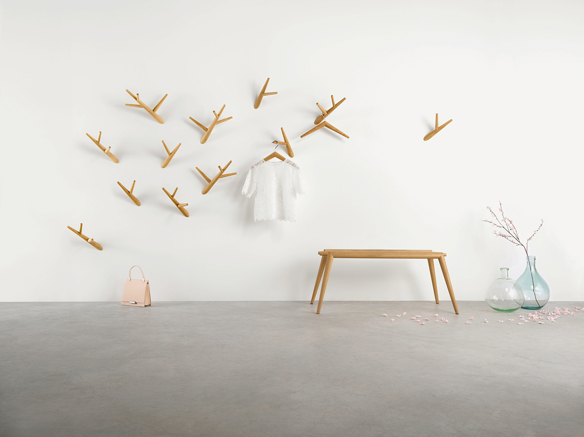 Klybeck, 2013 vom Möbelschreiner und Designer Baptiste Ducommun gegründet, bietet elegante und funktionelle Möbel wie Garderoben und Kleiderständer aus eigener Werkstatt in Basel. Ein besonderer Fokus liegt auf der sorgfältigen Holzauswahl und anspruchsvoller Hand­arbeit. | www.klybeck.net