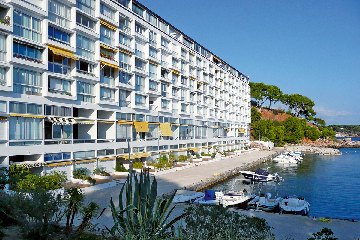 Ferienwohnungskomplex Athéna-Port: Das vom Architekten intendierte Spiel der Fassade zwischen offen und geschlossen verschwindet heute hinter geschlossenen Loggien.