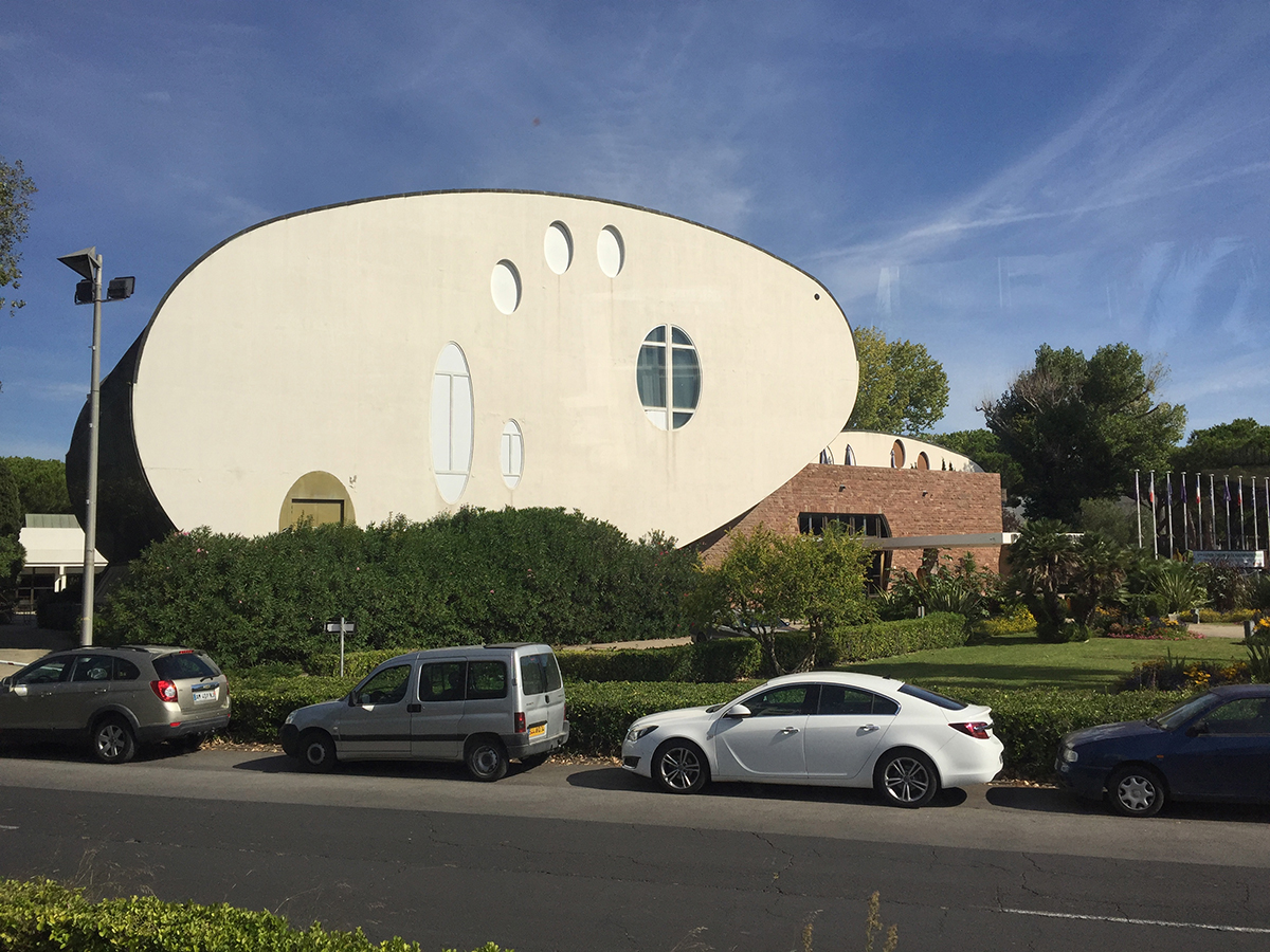 Das Quartierzentrum weist wie die Kirche eine andere Formensprache auf als die Pyramidenbauten.