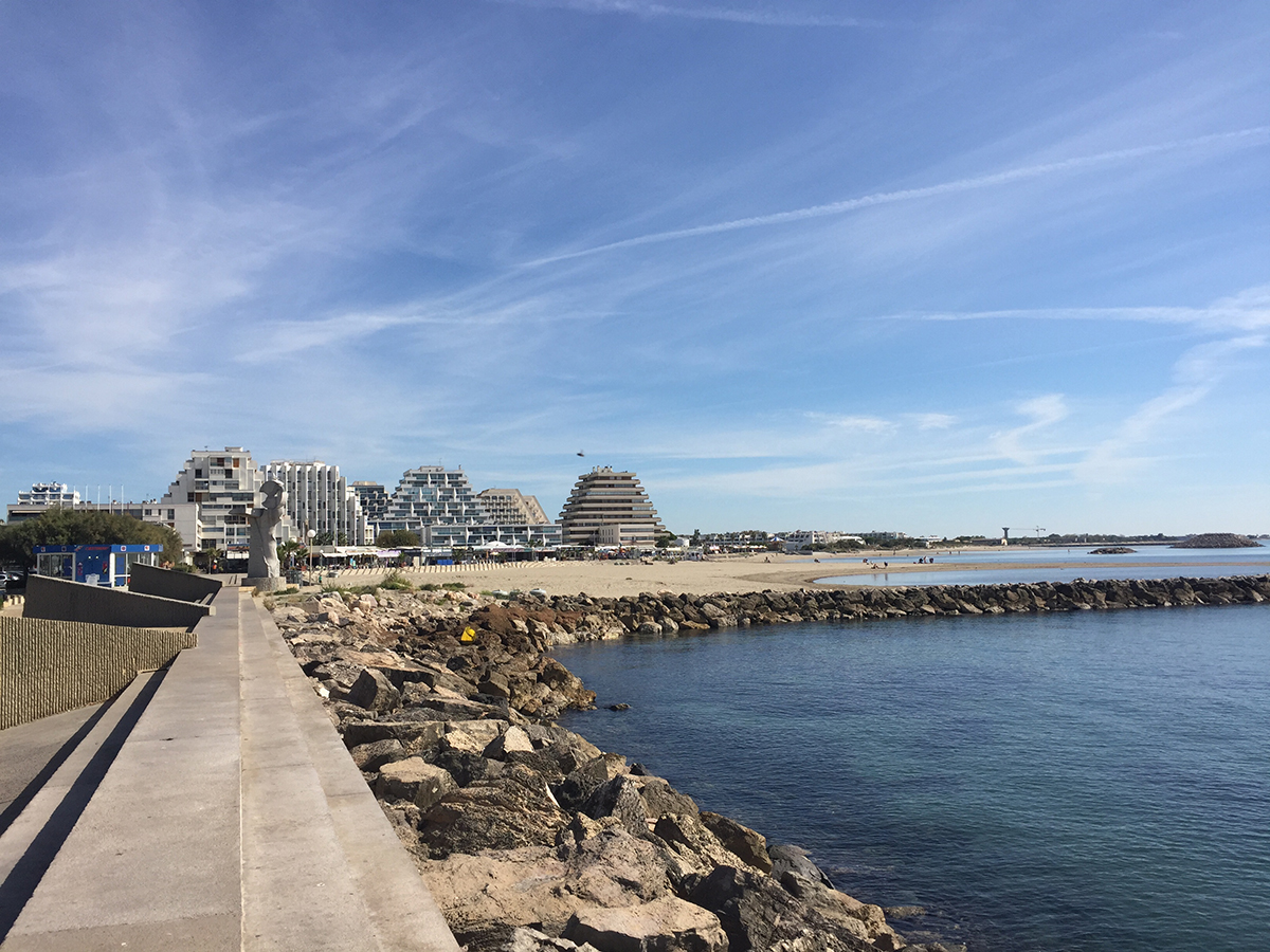 Blick von der «Promenade des Dunes» von La Grande Motte auf das zentrale Hafenbecken mit den Hotel- und Appartment-Häusern.