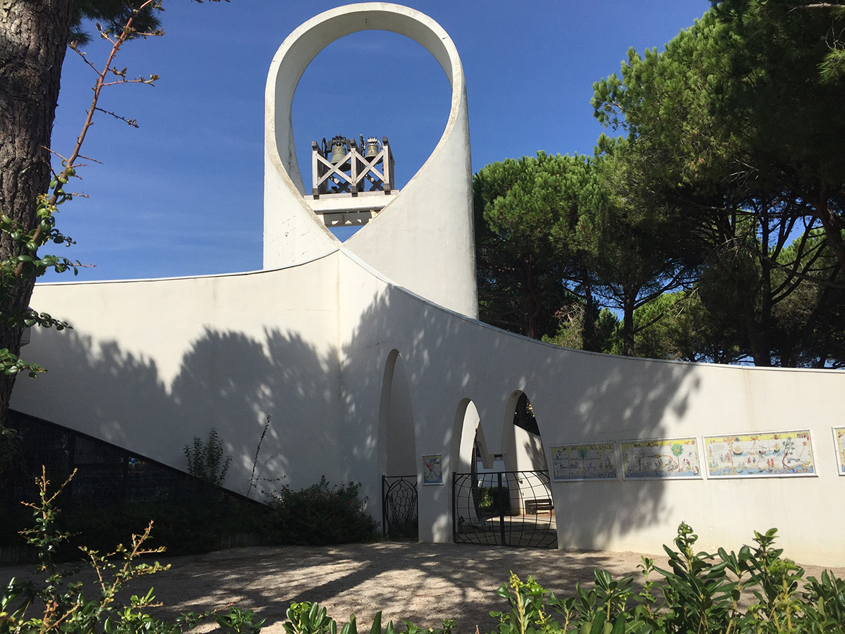 Die Kirche ist Teil der Infrastruktur, die nicht nur von den Touristen, sondern auch von den zahlreichen Angestellten und ihren Familen genutzt wird.
