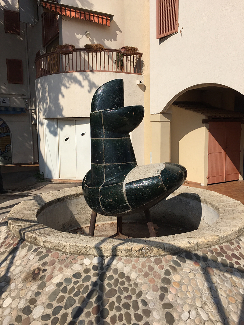 Im Zentrum von Les Sablettes gestaltet der Künster Jean Amado 1960 den Brunnen mit den von Picasso inspirierten Form.